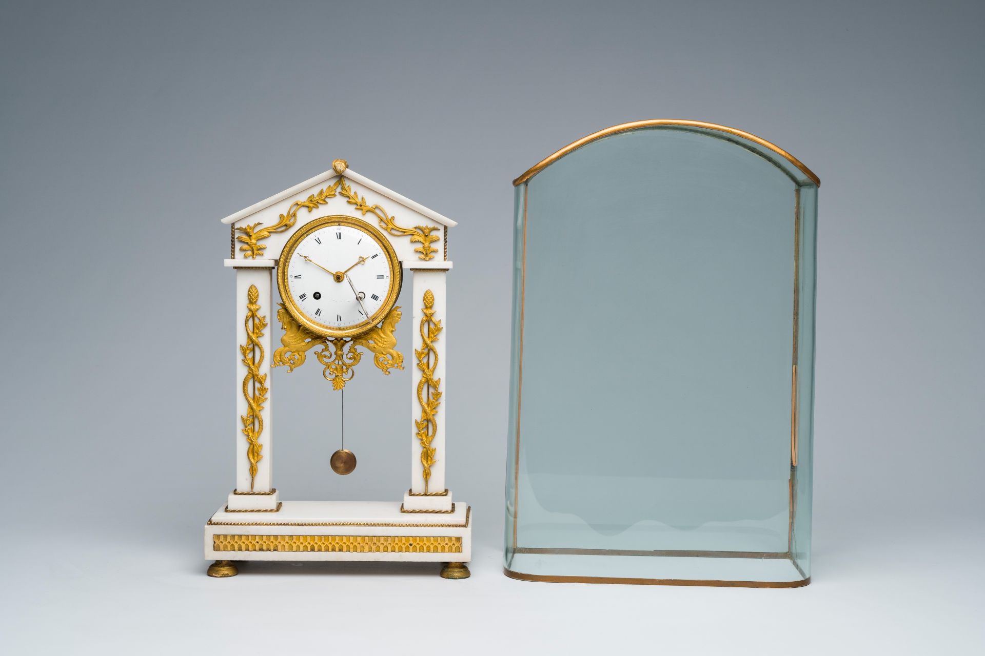 A French gilt bronze mounted white marble portico clock under glass dome and on a wooden base, 19th - Bild 5 aus 13