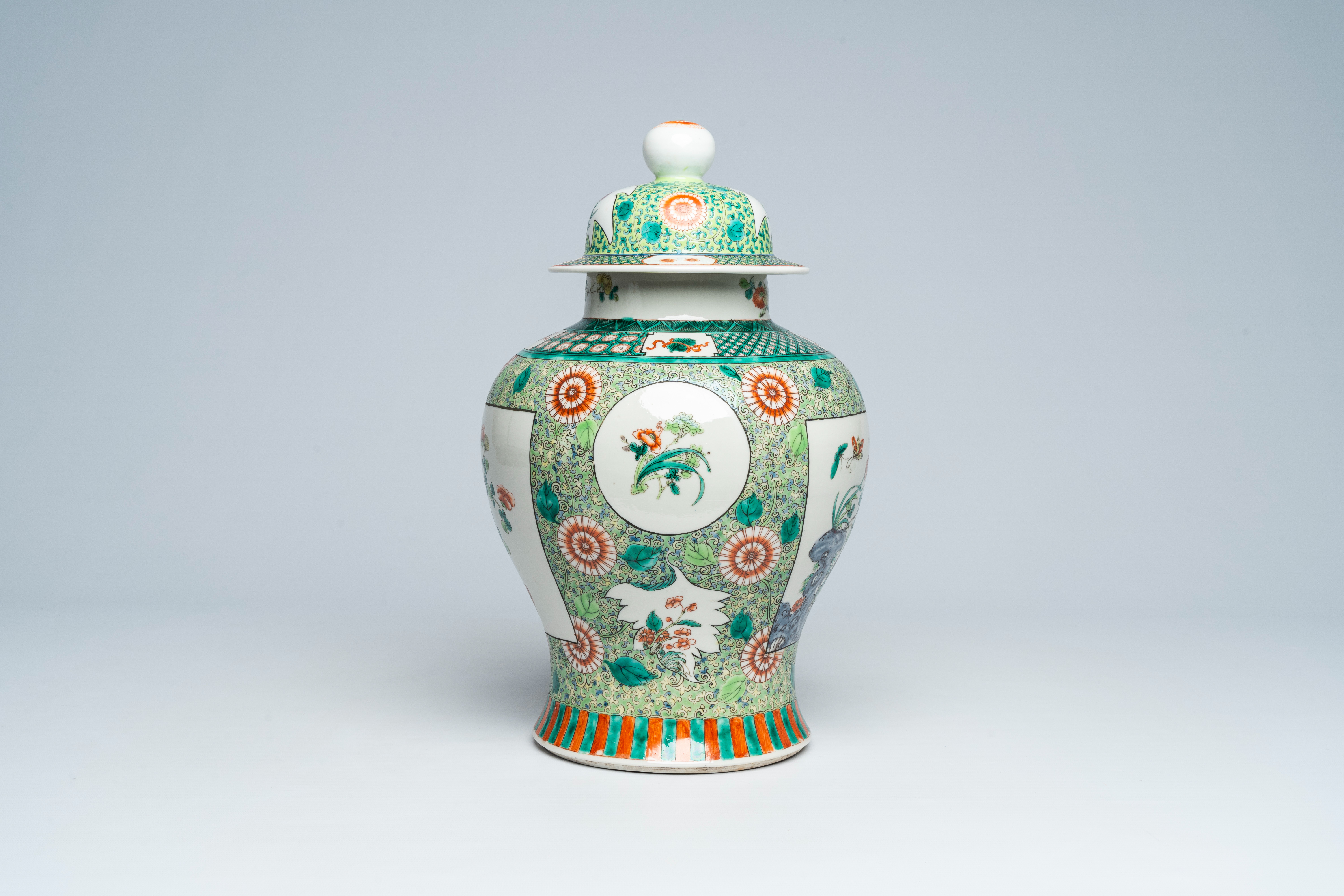 A Chinese famille verte vase and cover with floral design, 19th C. - Image 4 of 6