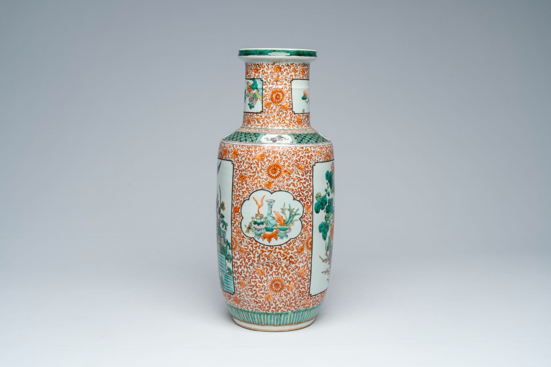 A Chinese famille verte vase with birds among blossoming branches, 19th C. - Image 4 of 6