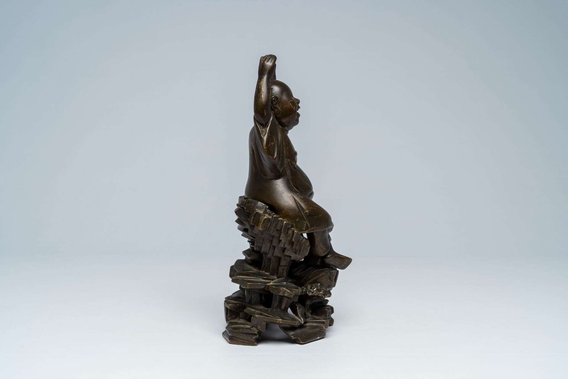 A Vietnamese bronze figure of Buddha seated on a rock, 19th C. - Bild 5 aus 7