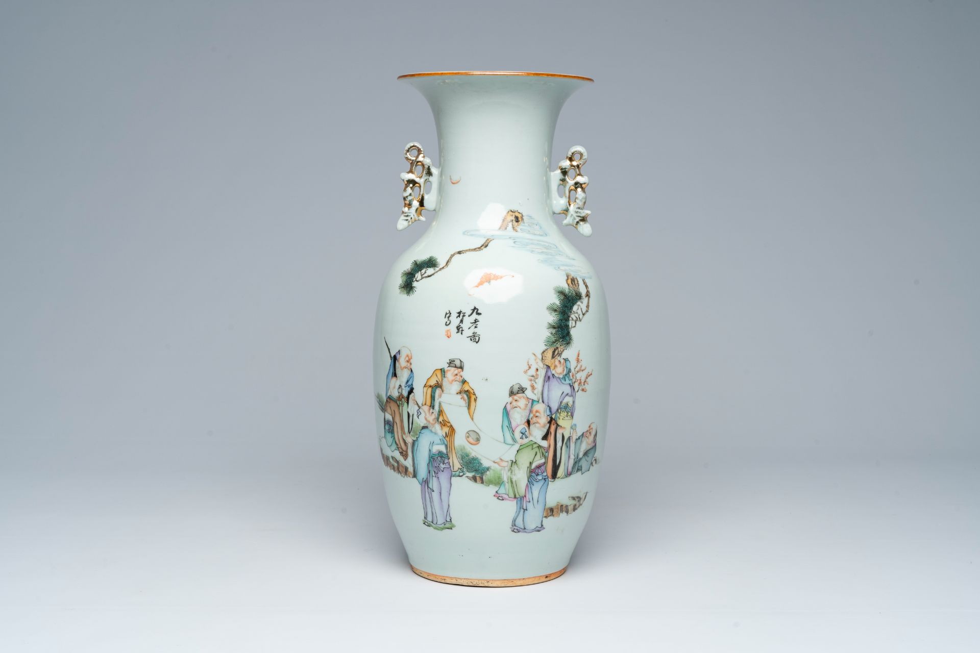 A Chinese famille rose vase with scholars admiring a scroll, 19th/20th C.