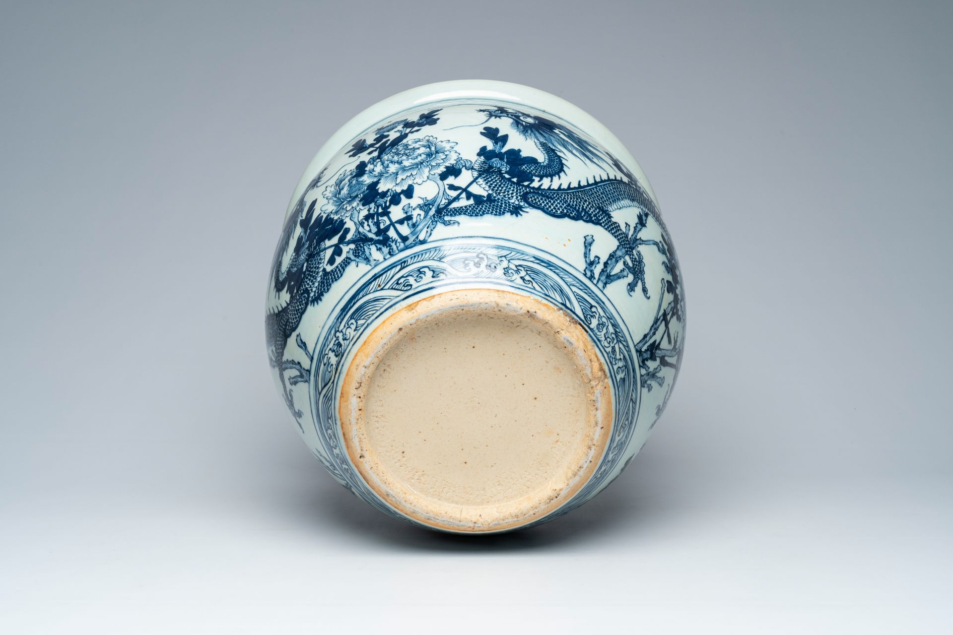 A Chinese blue and white 'dragons' jardiniÃ¨re, 19th C. - Image 7 of 8