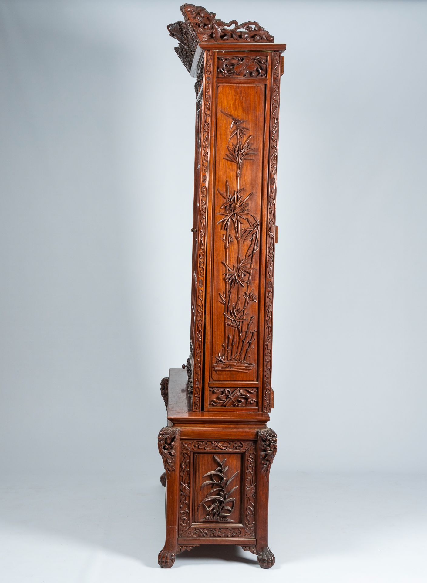 A Chinese or Vietnamese wooden four-door display cabinet with mother-of-pearl inlay, ca. 1900 - Image 13 of 15