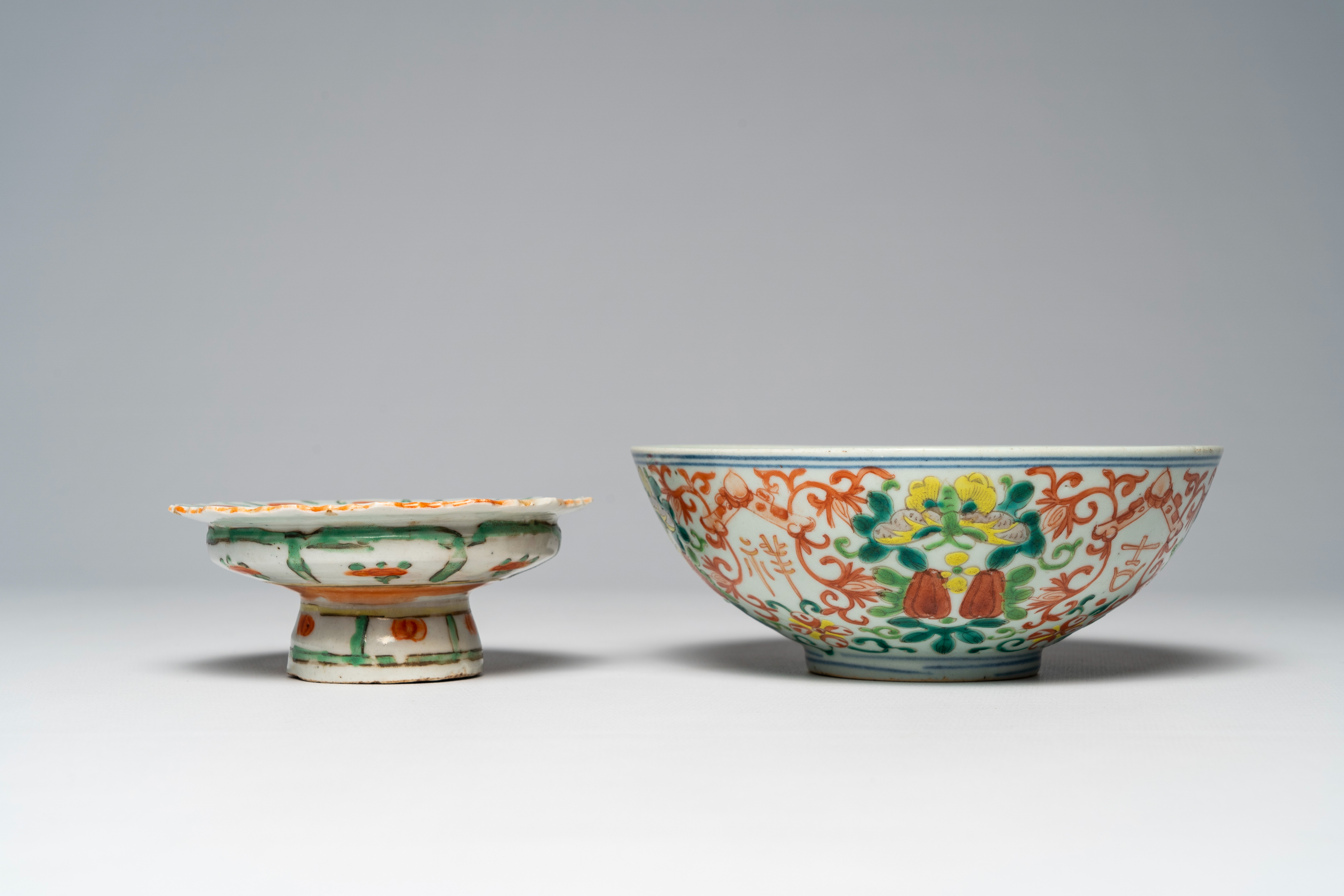 A varied collection of Chinese famille rose and polychrome porcelain, 19th/20th C. - Bild 14 aus 16