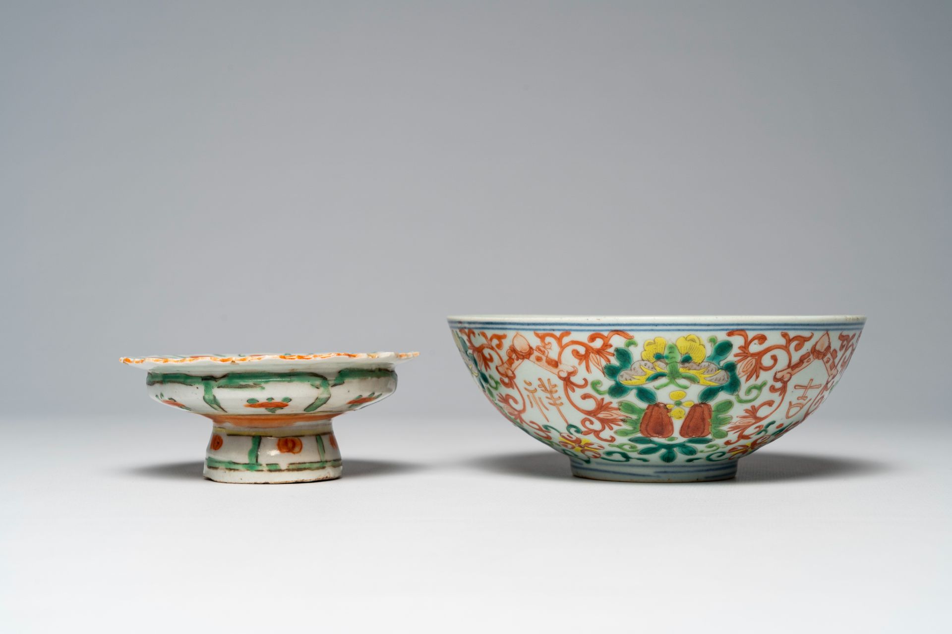 A varied collection of Chinese famille rose and polychrome porcelain, 19th/20th C. - Image 14 of 16