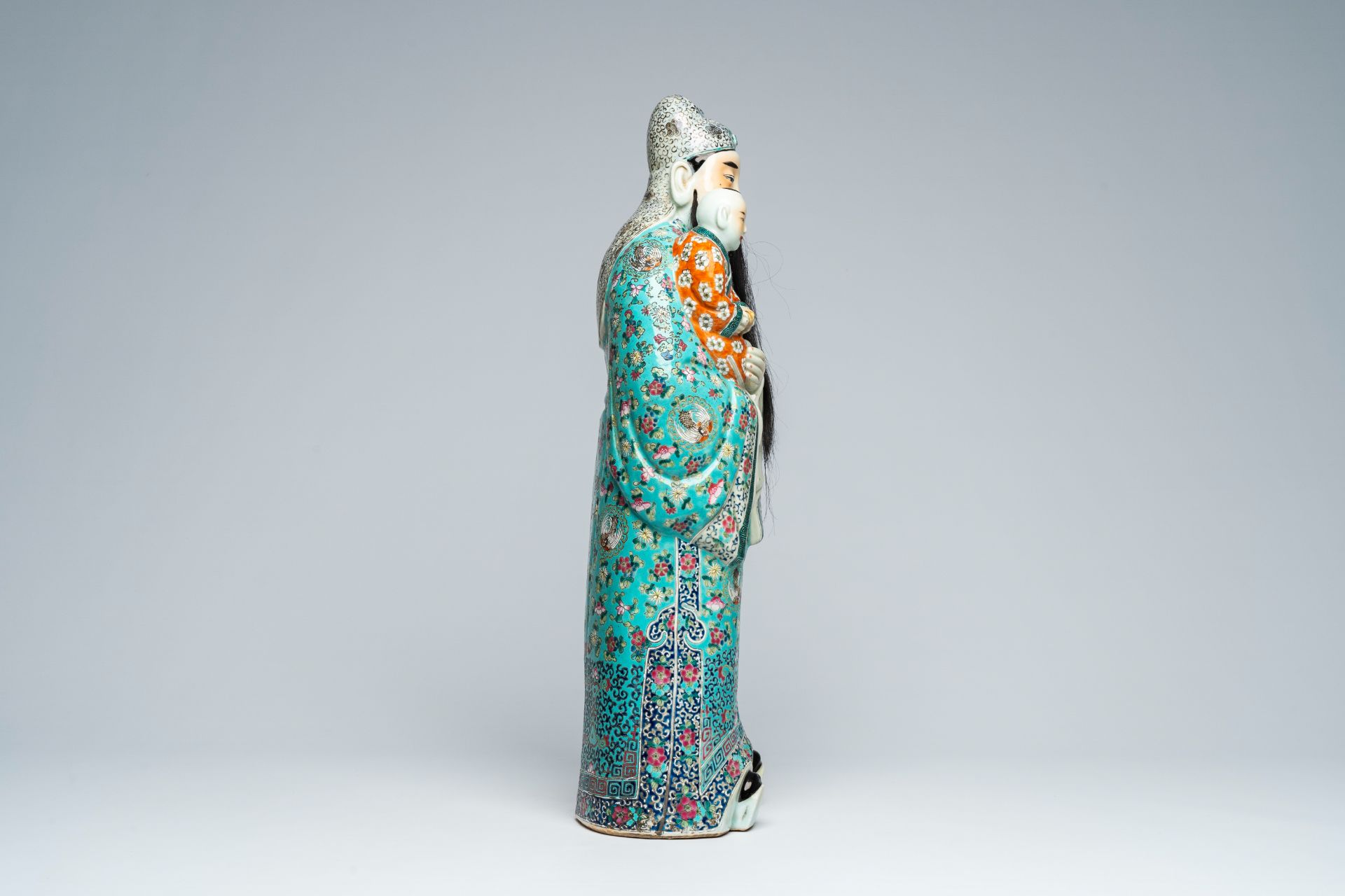 A Chinese famille rose figure of the Star God Fu Xing, 19th/20th C. - Image 4 of 6