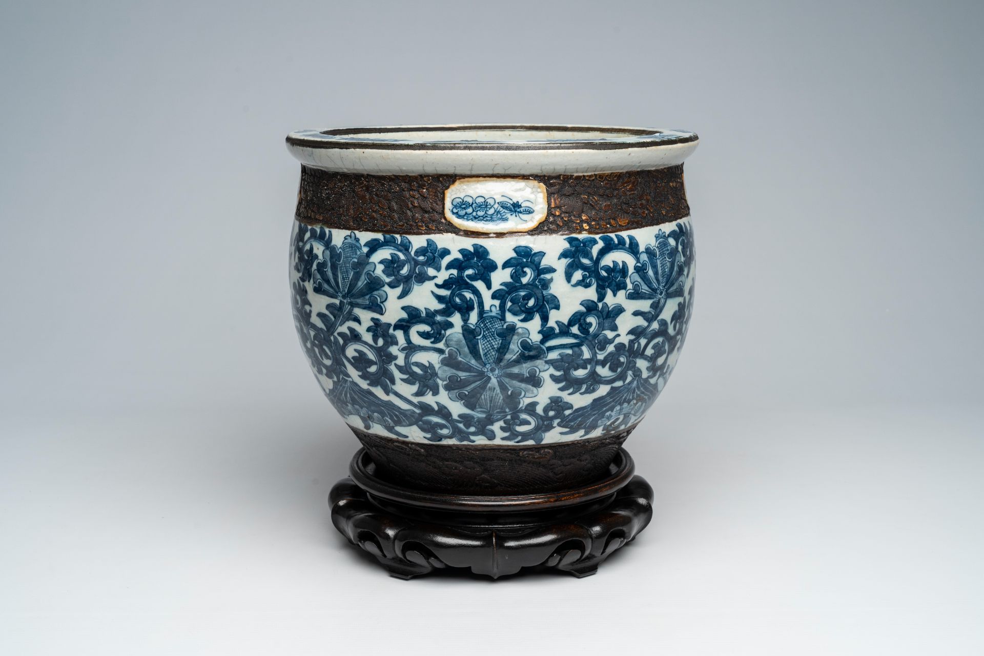 A Chinese Nanking craquelÃ© blue and white jardiniÃ¨re with floral design, 19th C.