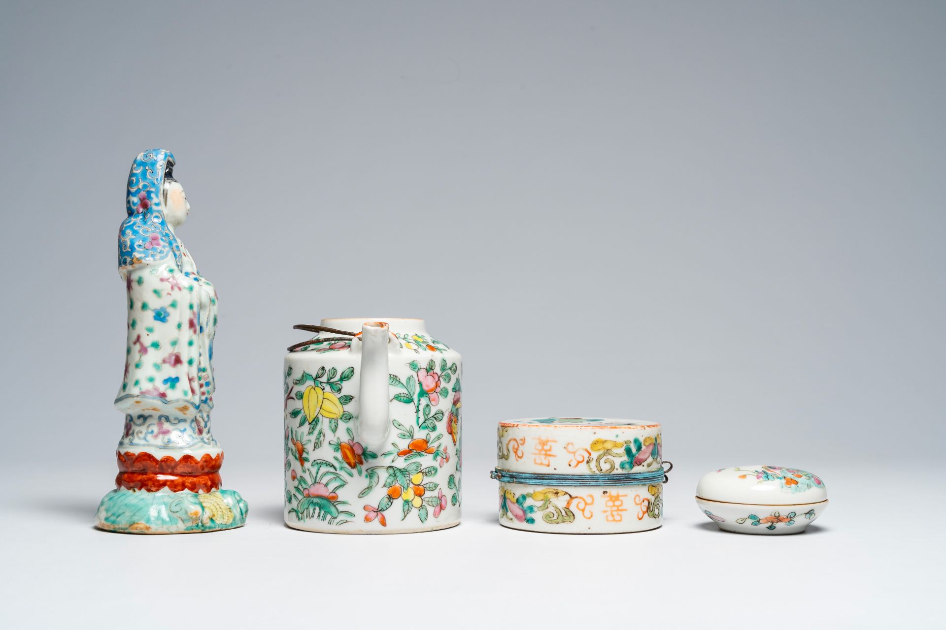 A varied collection of Chinese famille rose porcelain, 19th/20th C. - Image 7 of 10