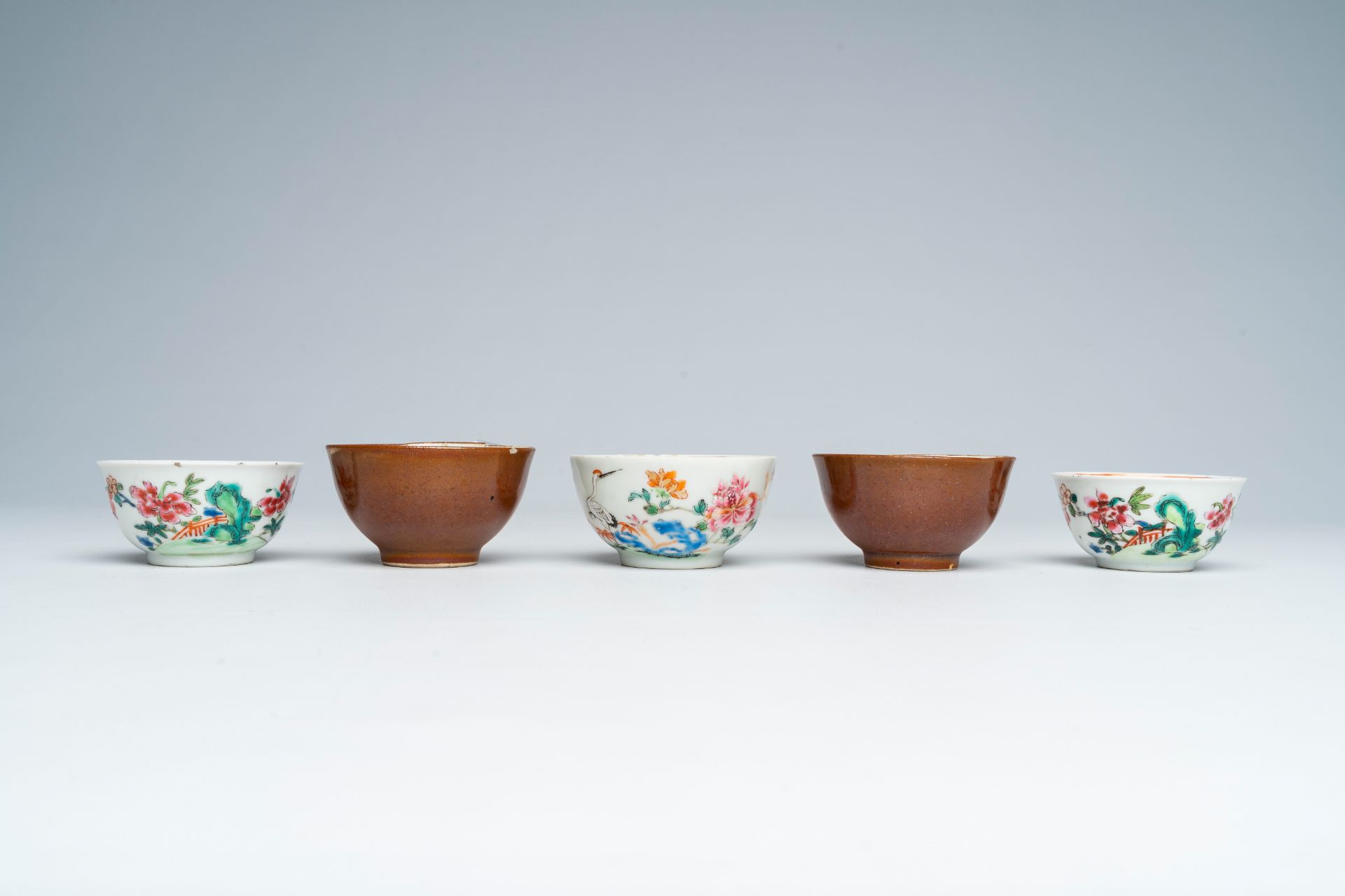 A varied collection of Chinese famille rose and blue and white porcelain, 18th/19th C. - Image 9 of 14