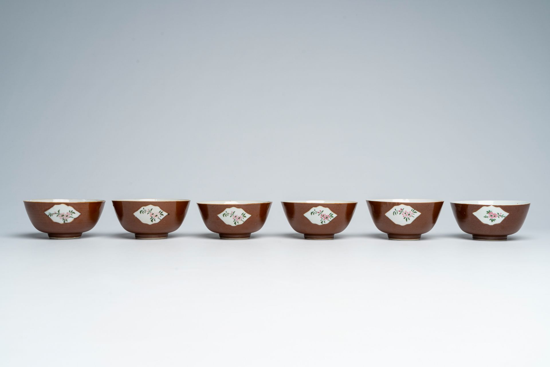 A varied collection of Chinese qianjiang cai and famille rose bowls with floral design and figures i - Image 11 of 14