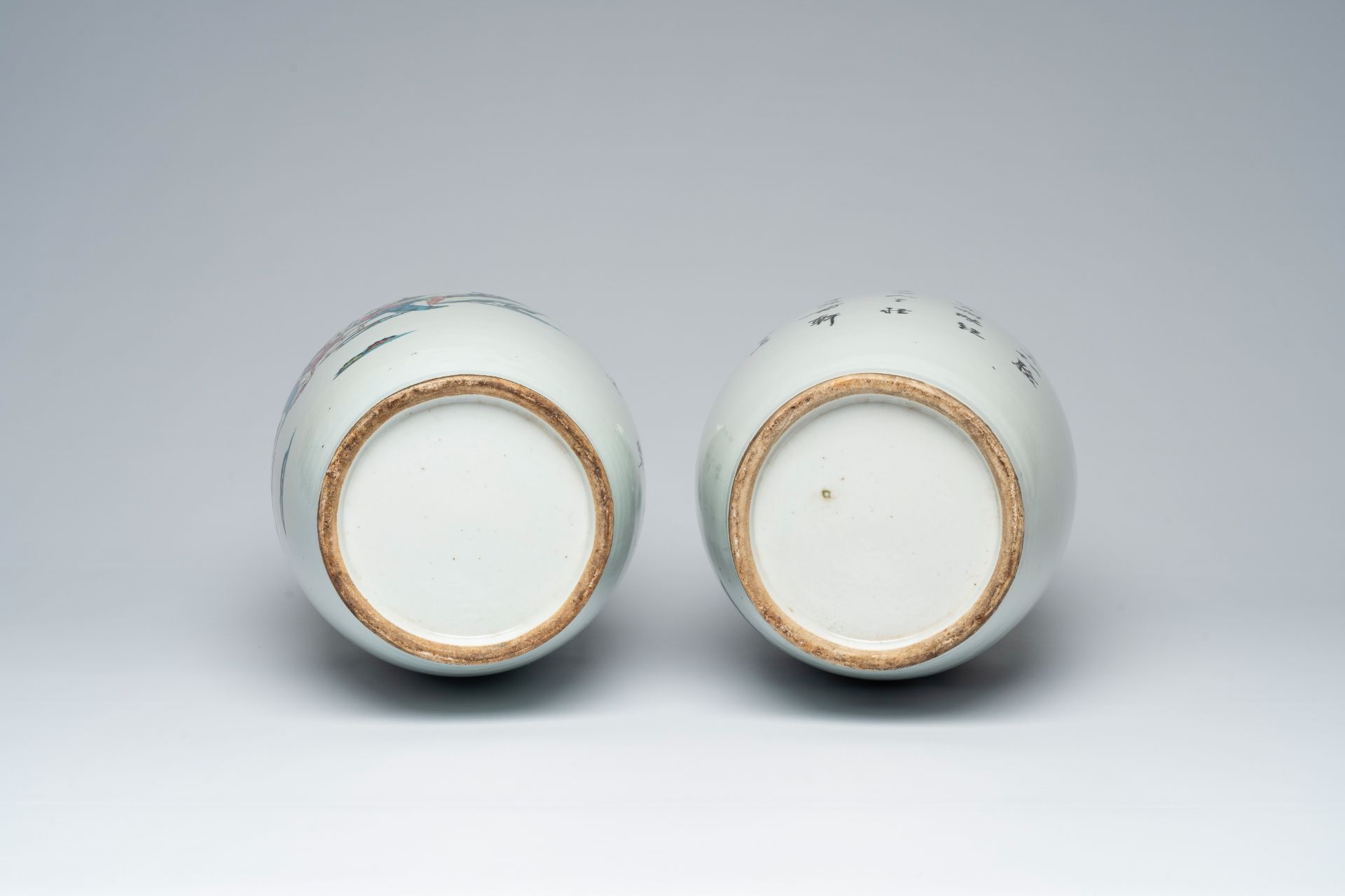 A pair of Chinese famille rose vases with ladies in a garden, 19th/20th C. - Image 6 of 6