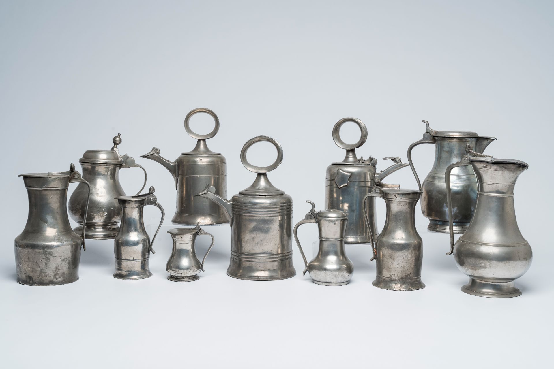 A varied collection of pewter jugs and flagons, a.o. acorn jugs and Swiss Glocken flagons, various o - Image 3 of 12