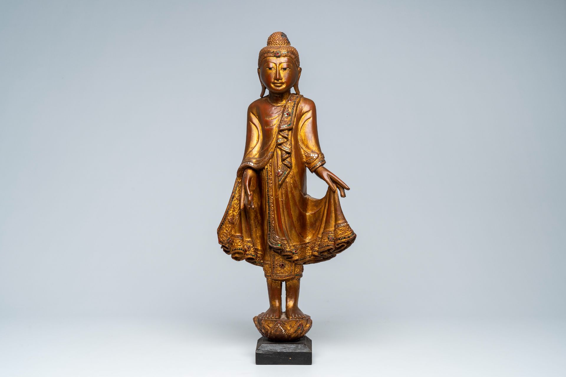 A Thai inlaid gilt wood figure of a standing Buddha, 20th C. - Image 2 of 7