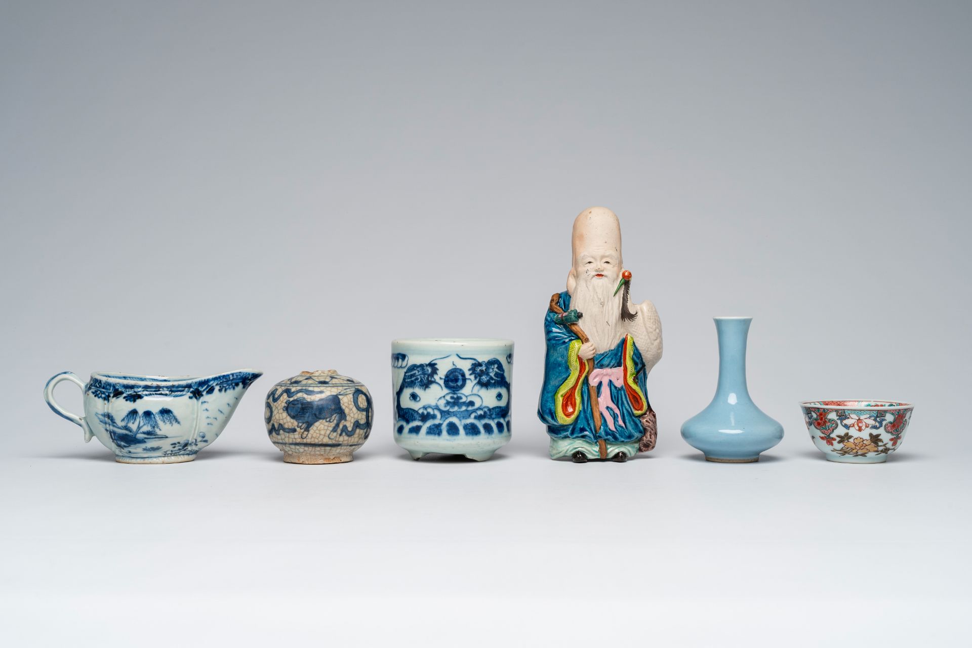 A varied collection of Chinese and Japanese porcelain, 18th C. and later - Image 2 of 9