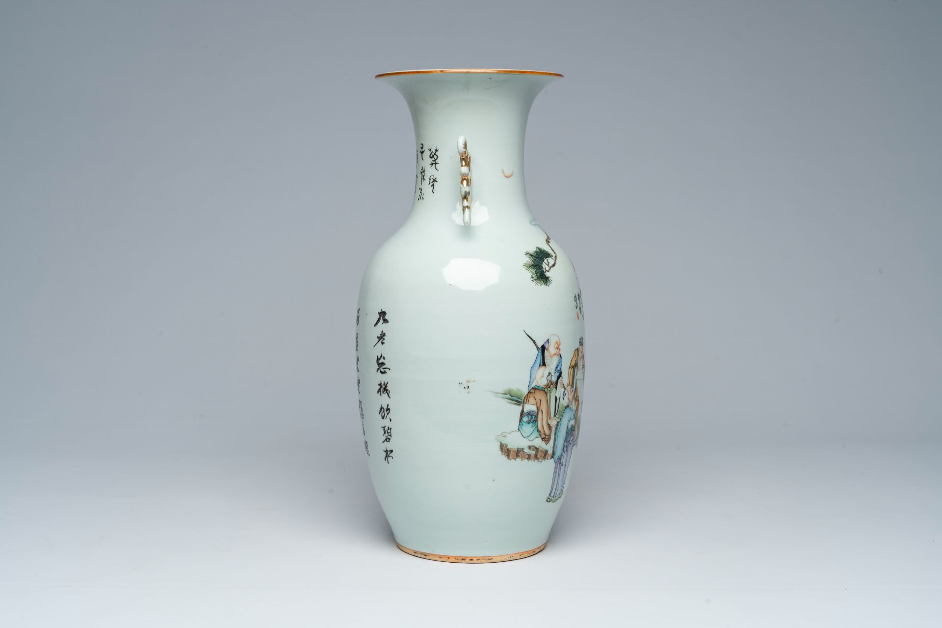 A Chinese famille rose vase with scholars admiring a scroll, 19th/20th C. - Image 4 of 6