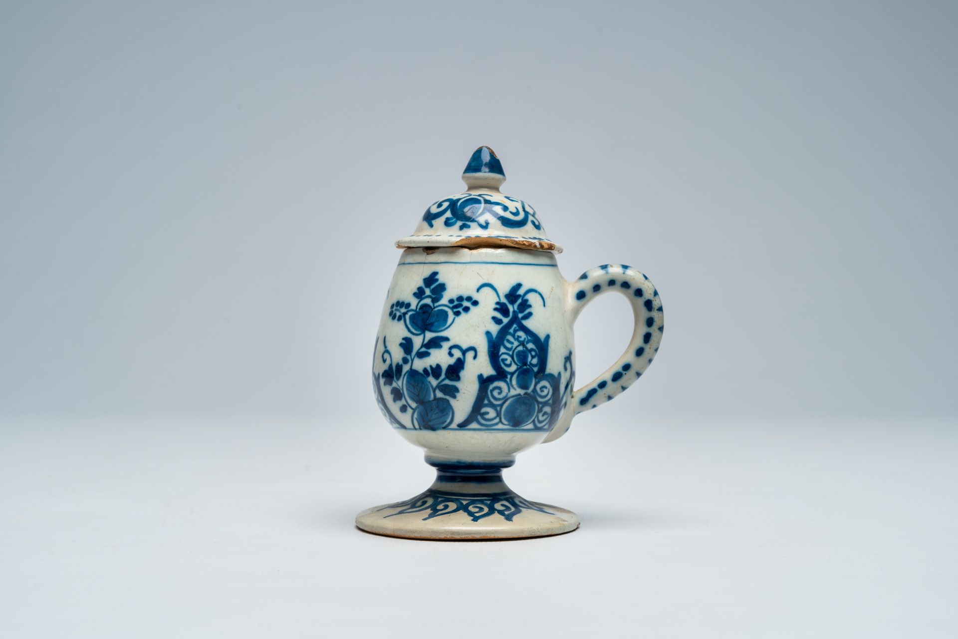 A Dutch Delft blue and white mustard jar and cover, 18th C. - Bild 4 aus 7