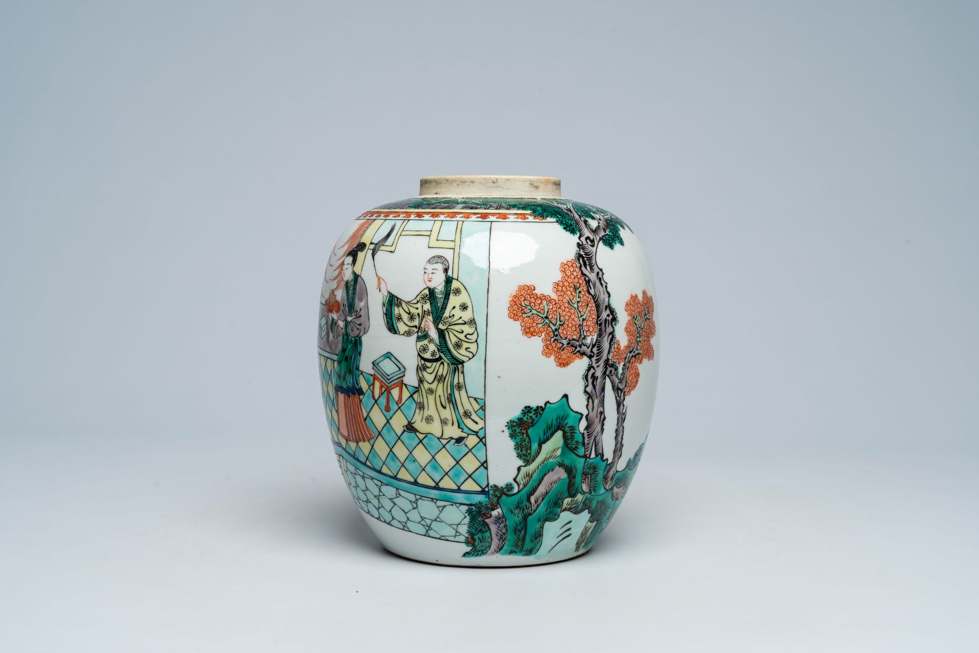 A Chinese famille verte jar with an animated palace scene and a silver-plated cover, 19th C. - Image 3 of 7