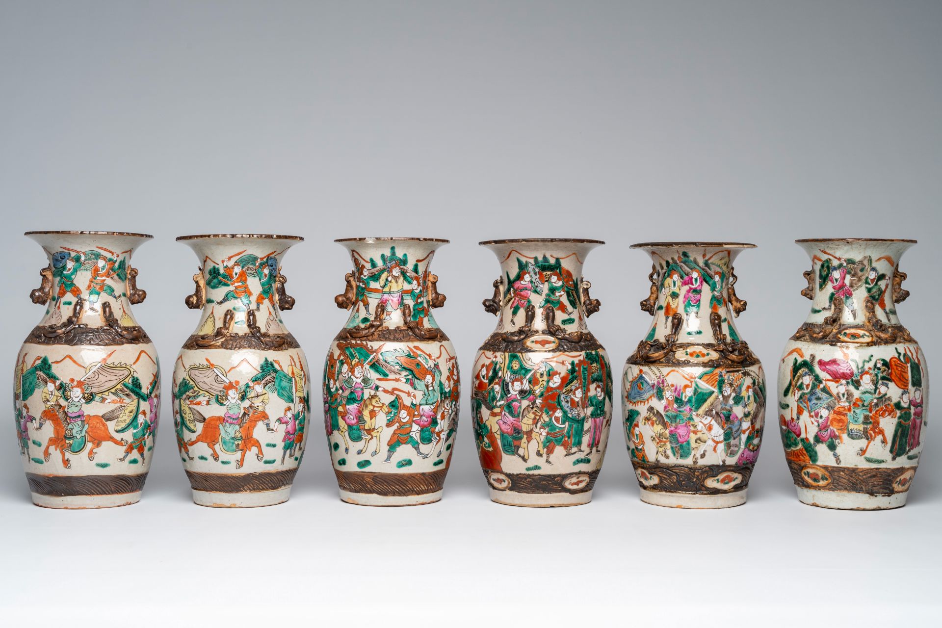 Six various Chinese Nanking crackle glazed famille rose 'warrior' vases, 19th/20th C. - Bild 4 aus 7