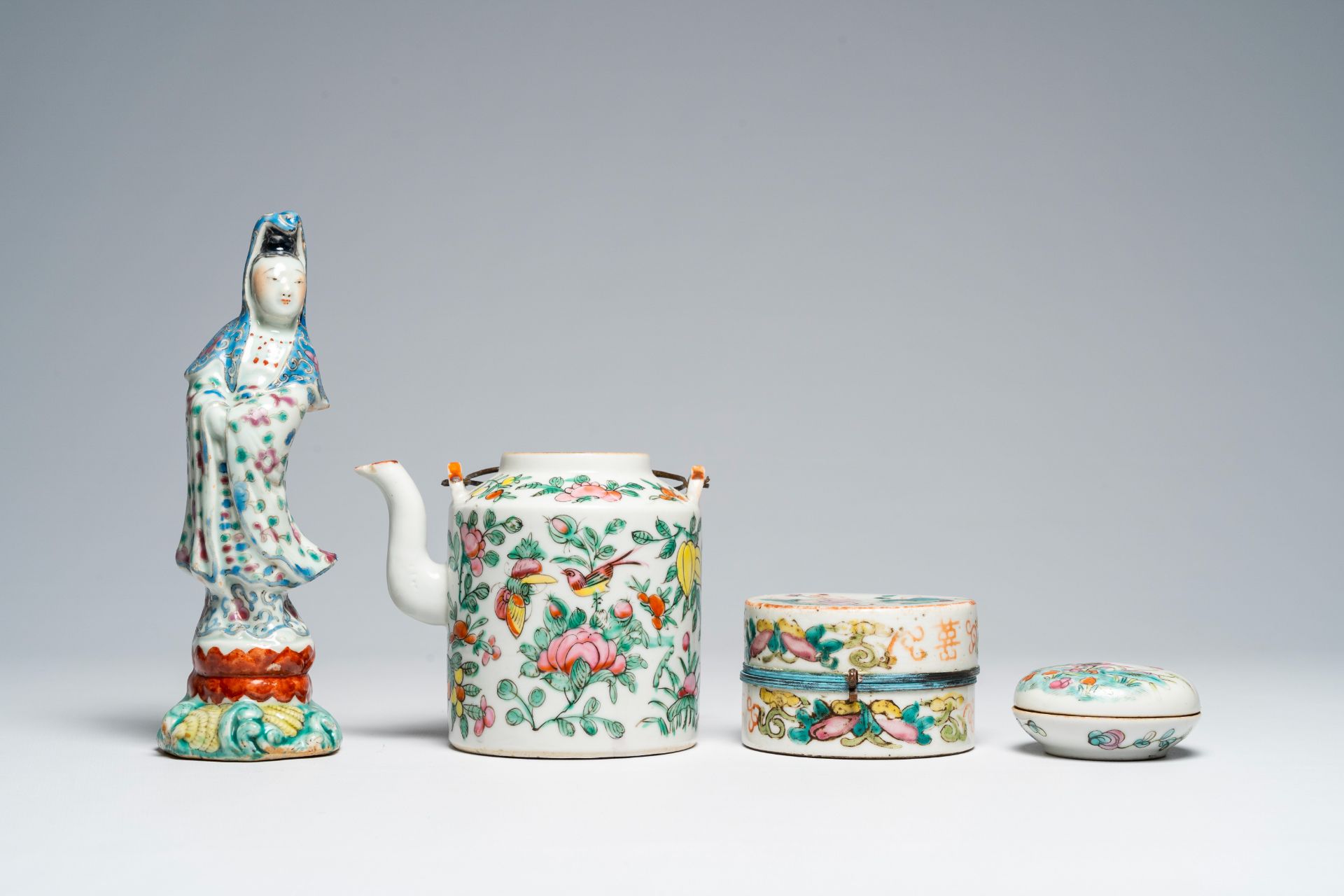 A varied collection of Chinese famille rose porcelain, 19th/20th C. - Image 4 of 10