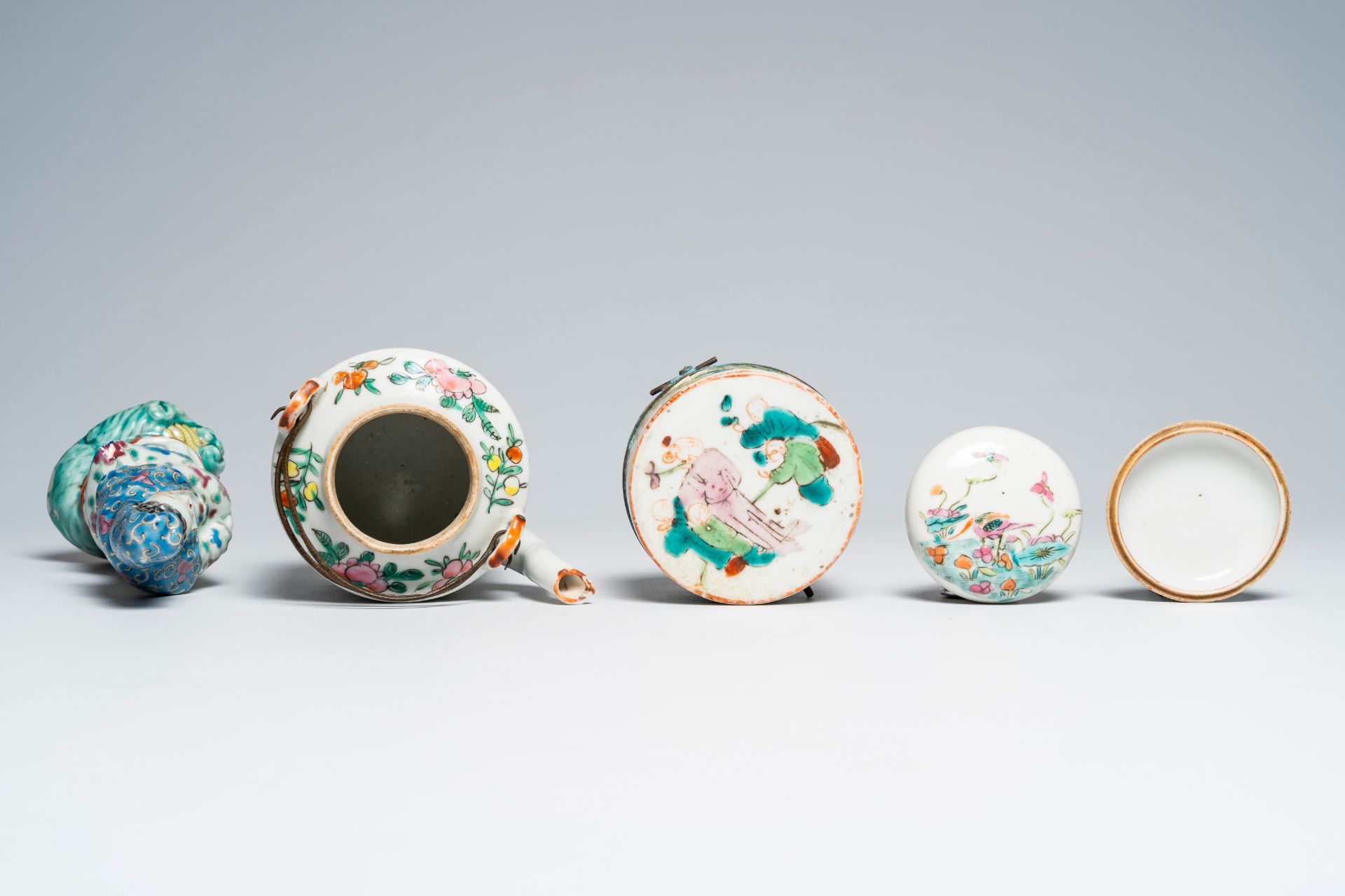 A varied collection of Chinese famille rose porcelain, 19th/20th C. - Image 8 of 10