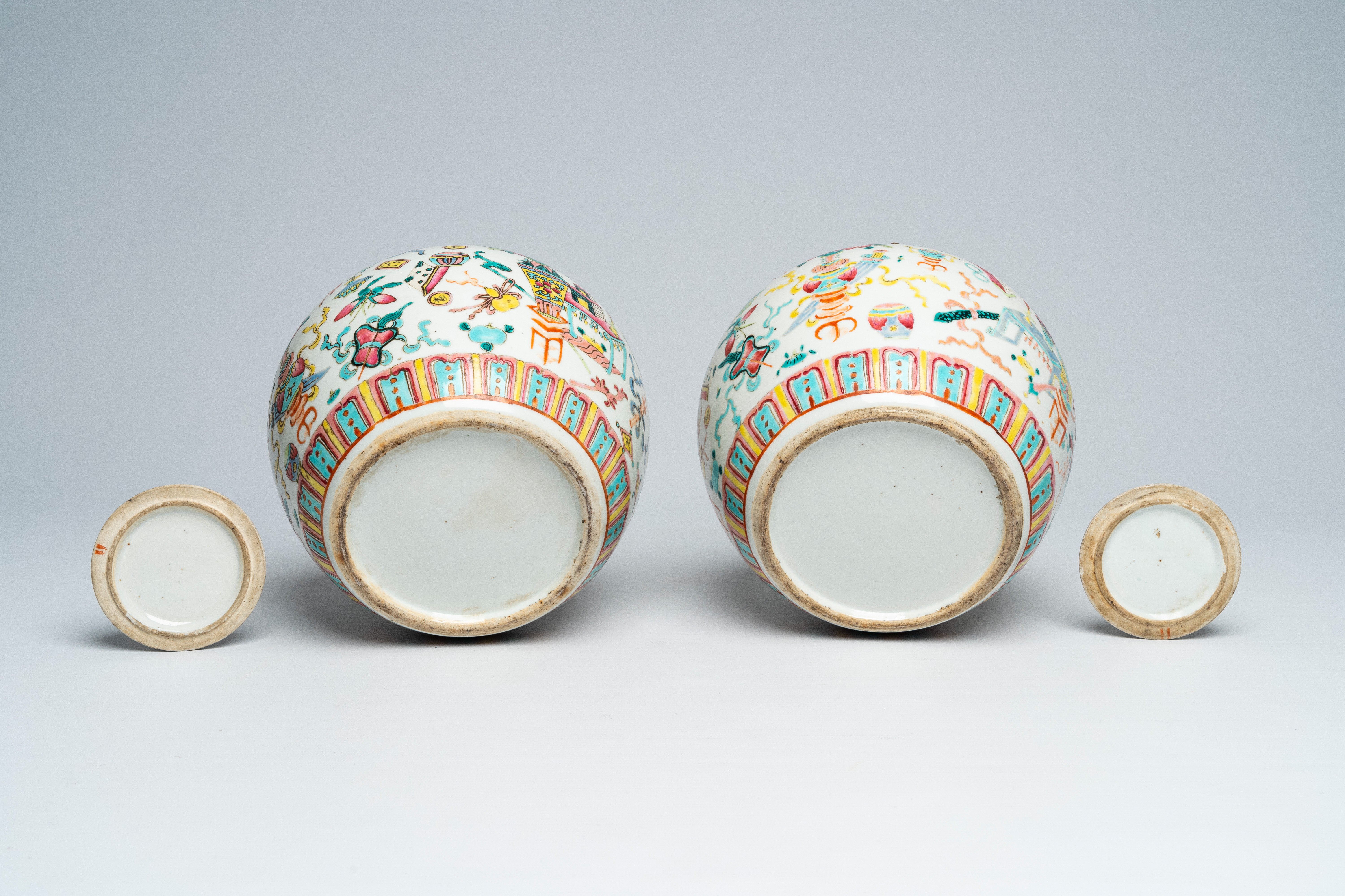 Two Chinese famille rose 'antiquities' jars and covers, 19th C. - Bild 6 aus 6