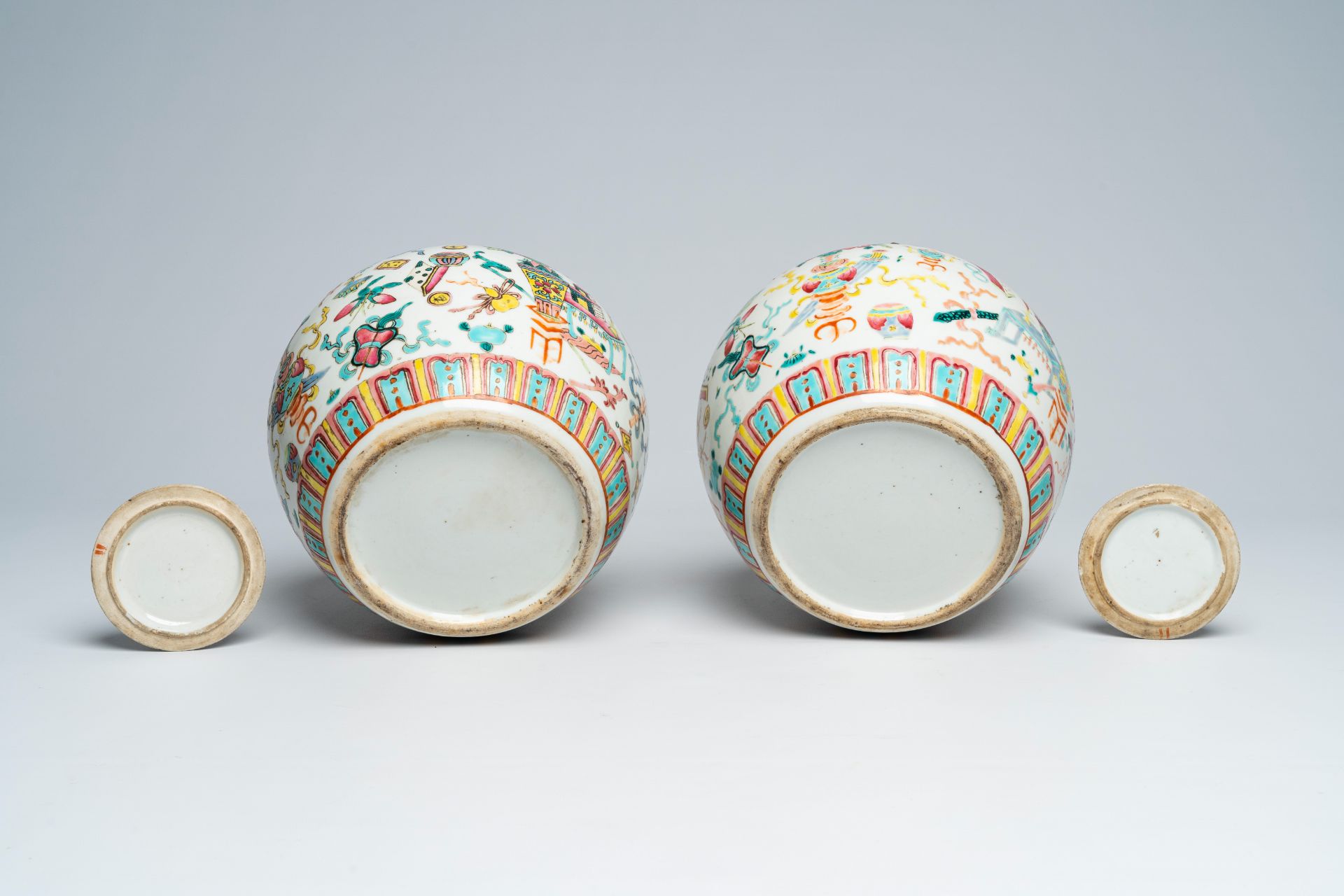 Two Chinese famille rose 'antiquities' jars and covers, 19th C. - Image 6 of 6