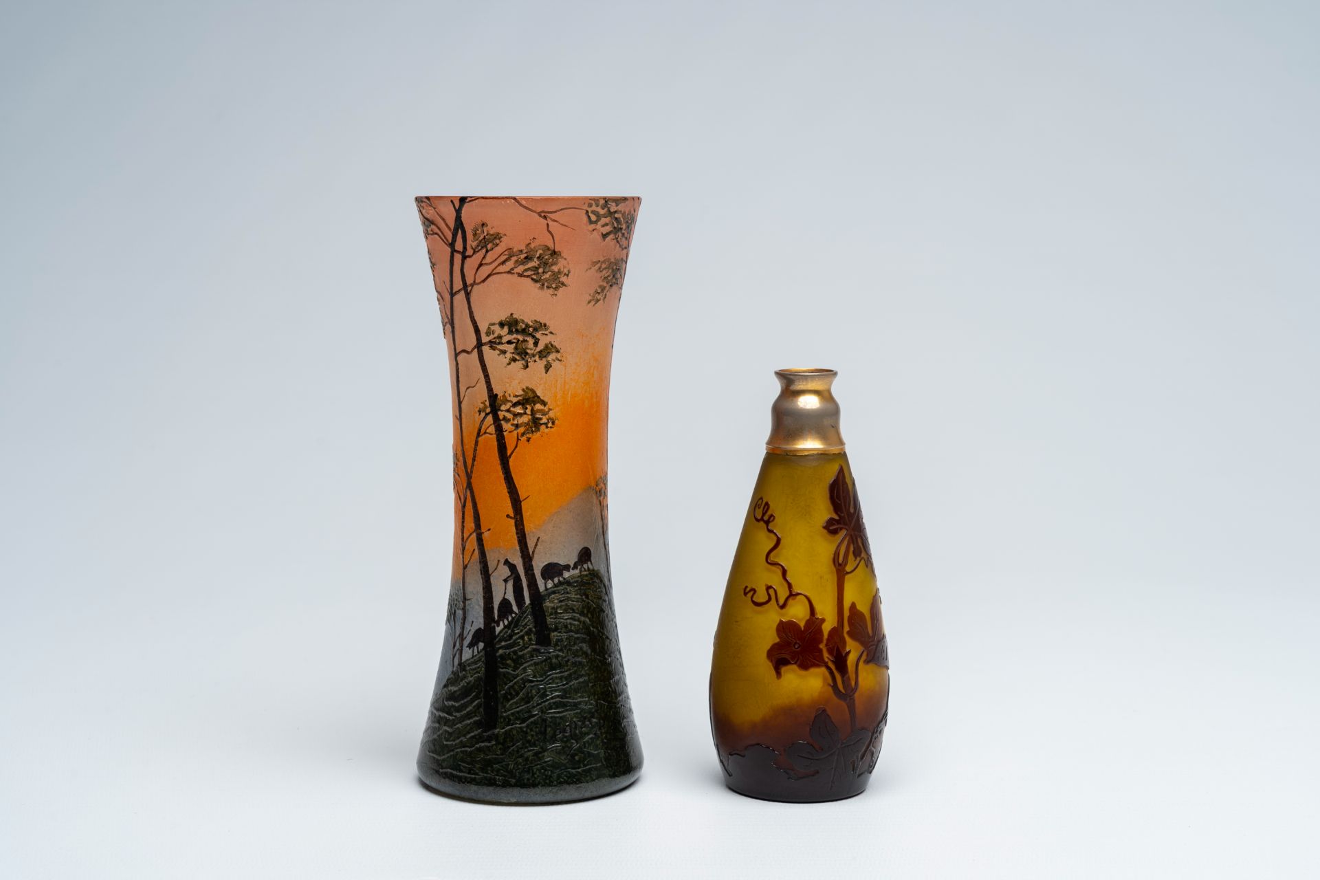 A French Legras acid etched cameo glass vase with an autumn landscape and a GallÃ© cameo glass vase - Bild 4 aus 8