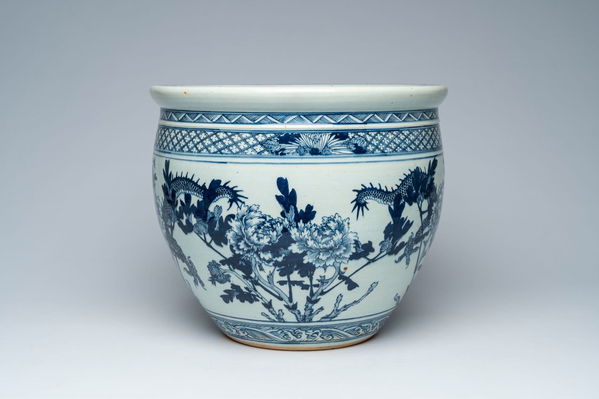 A Chinese blue and white 'dragons' jardiniÃ¨re, 19th C. - Image 4 of 8