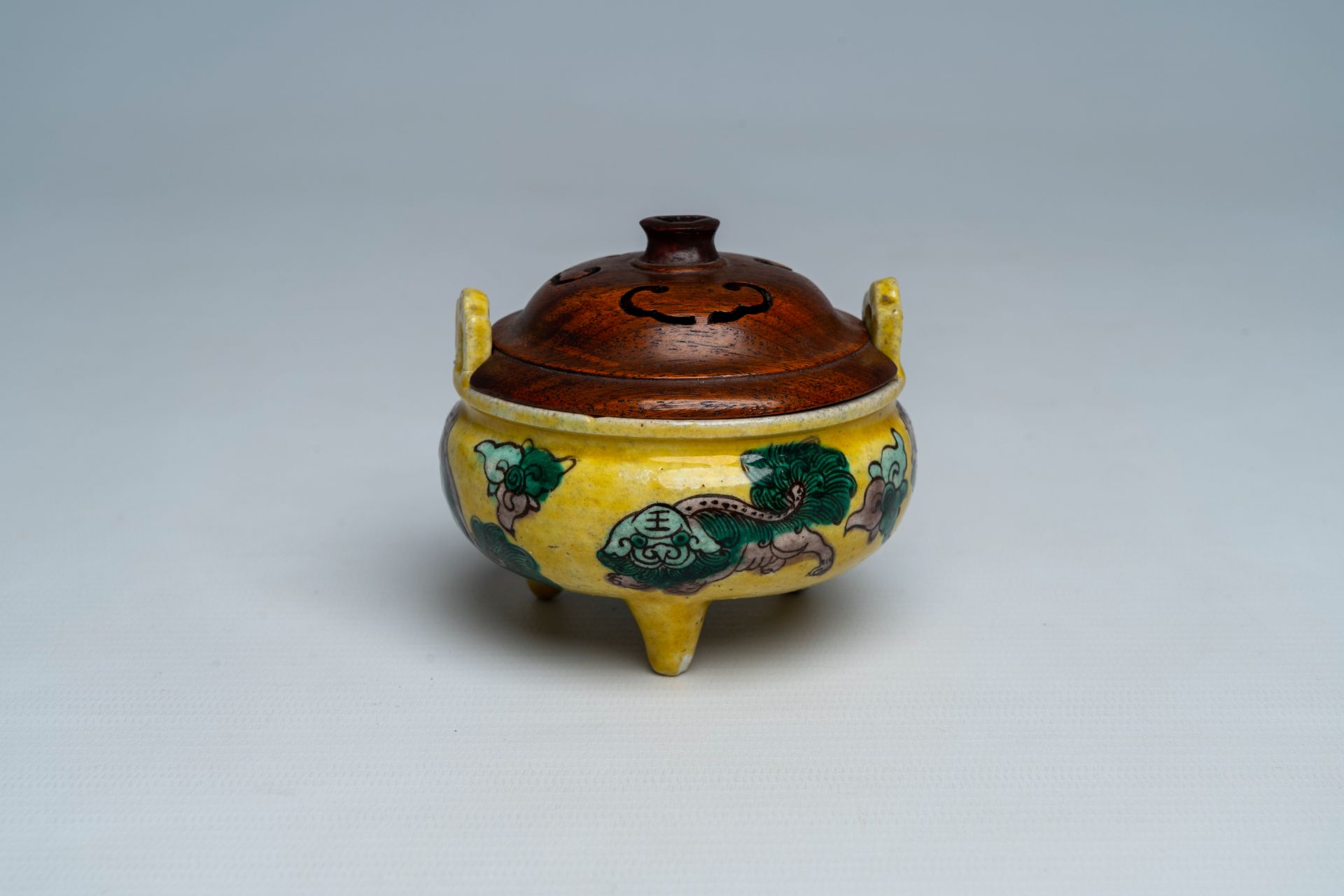 A Chinese verte biscuit yellow-ground 'Buddhist lions' tripod censer, 19th C. - Image 2 of 8