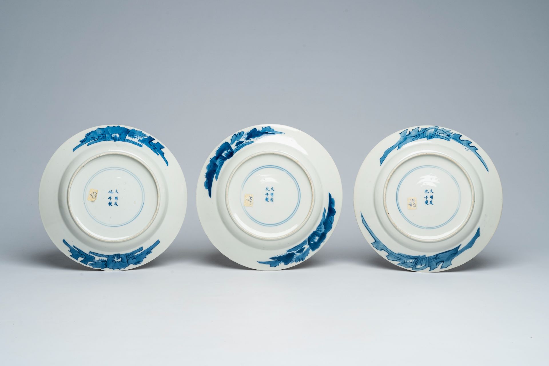 Six Chinese blue and white plates with figures in a palace garden, Chenghua mark, 19th C. - Image 4 of 4