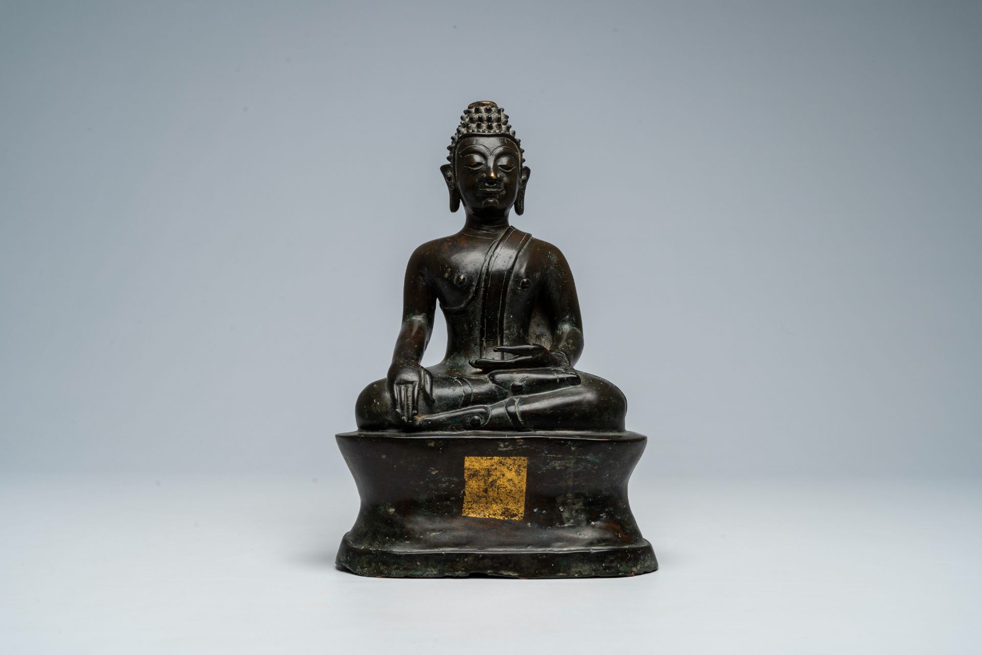 A Thai patinated bronze figure of a seated Buddha, possibly 16th C. - Image 2 of 7