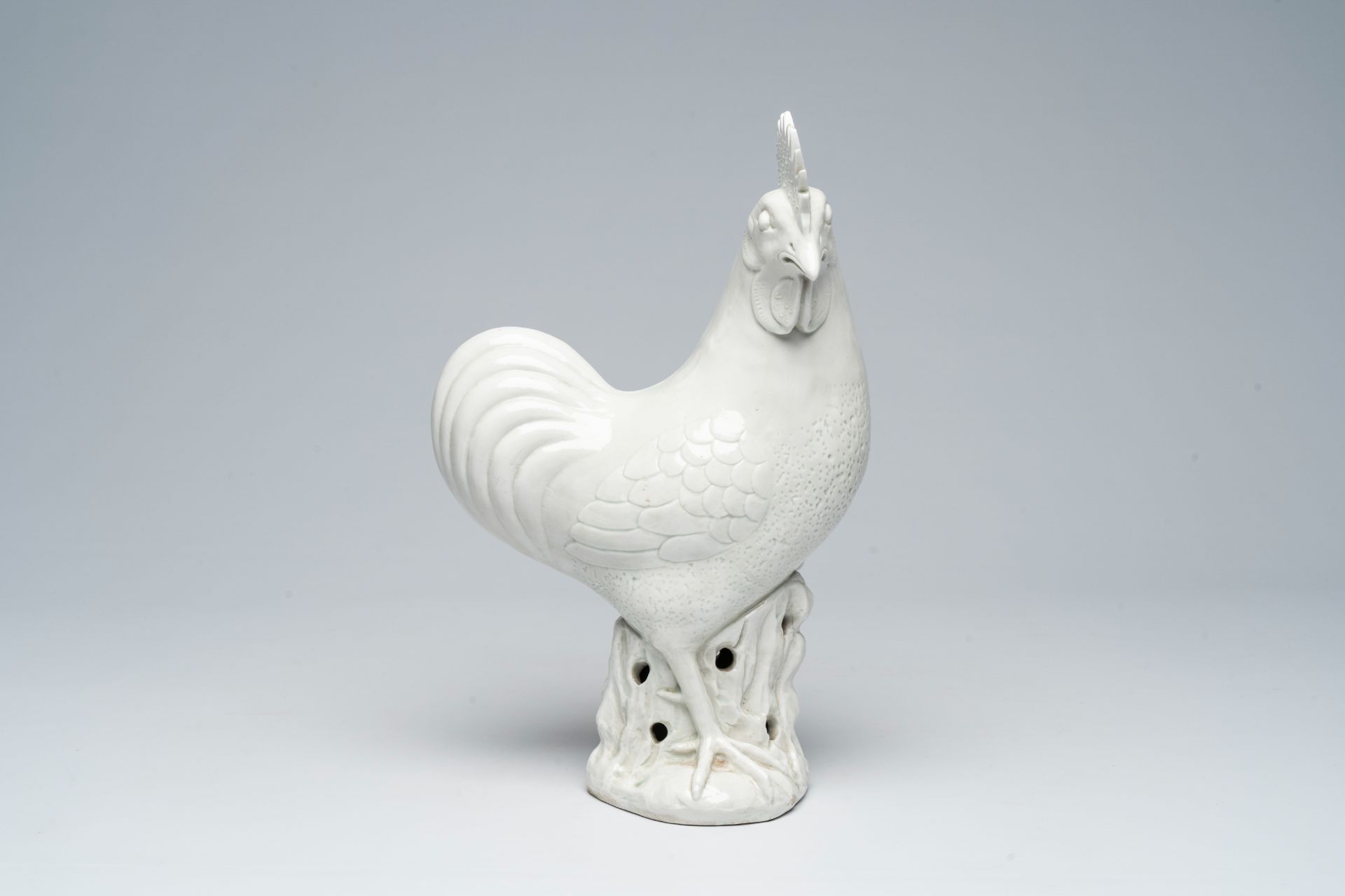 A large Chinese blanc de chine model of a rooster, 19th C. - Image 2 of 7