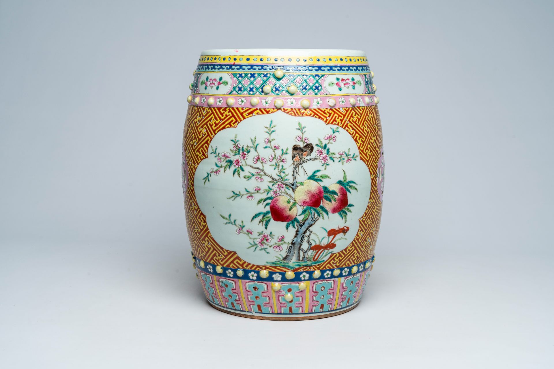 A Chinese famille rose garden seat with floral design, 19th C. - Image 2 of 7