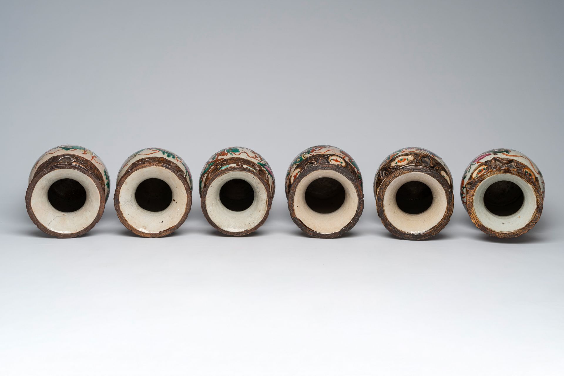 Six various Chinese Nanking crackle glazed famille rose 'warrior' vases, 19th/20th C. - Bild 6 aus 7