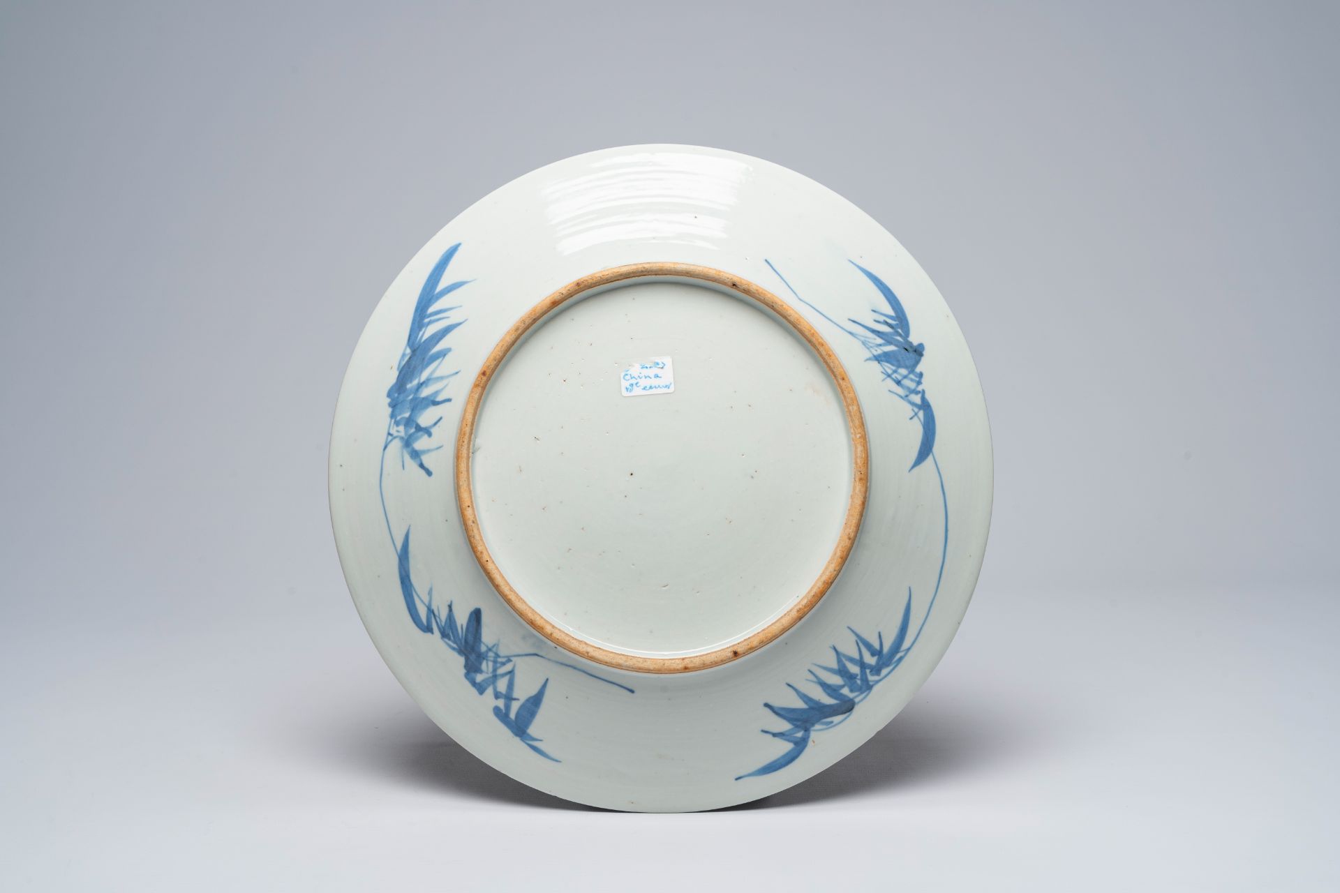 Two Chinese blue and white chargers with a landscape and antiquities, 19th C. - Bild 3 aus 5