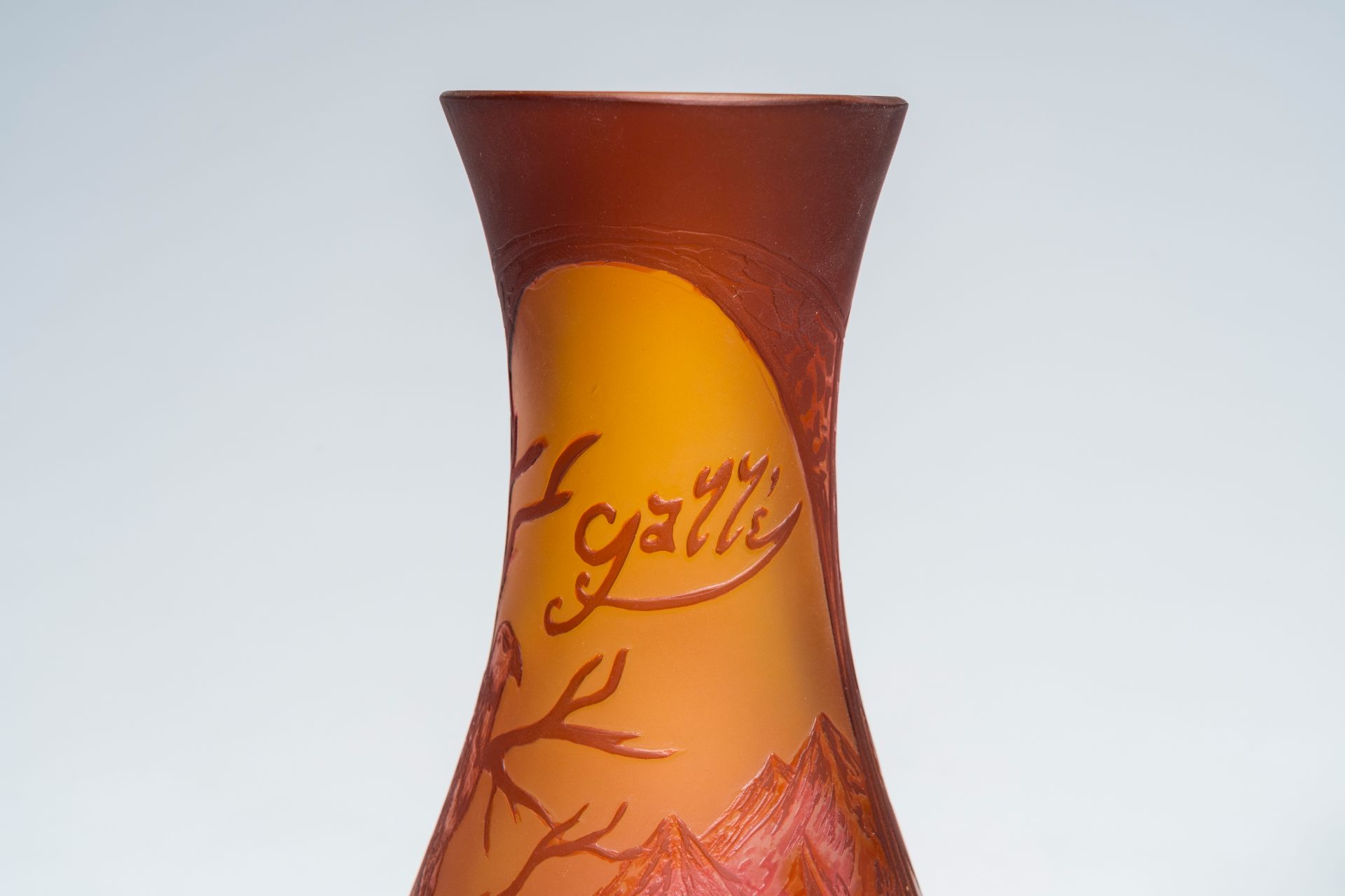 Emile GallÃ© (1846-1904): Four cameo glass Art Nouveau vases with landscapes and floral design, 20th - Bild 8 aus 8