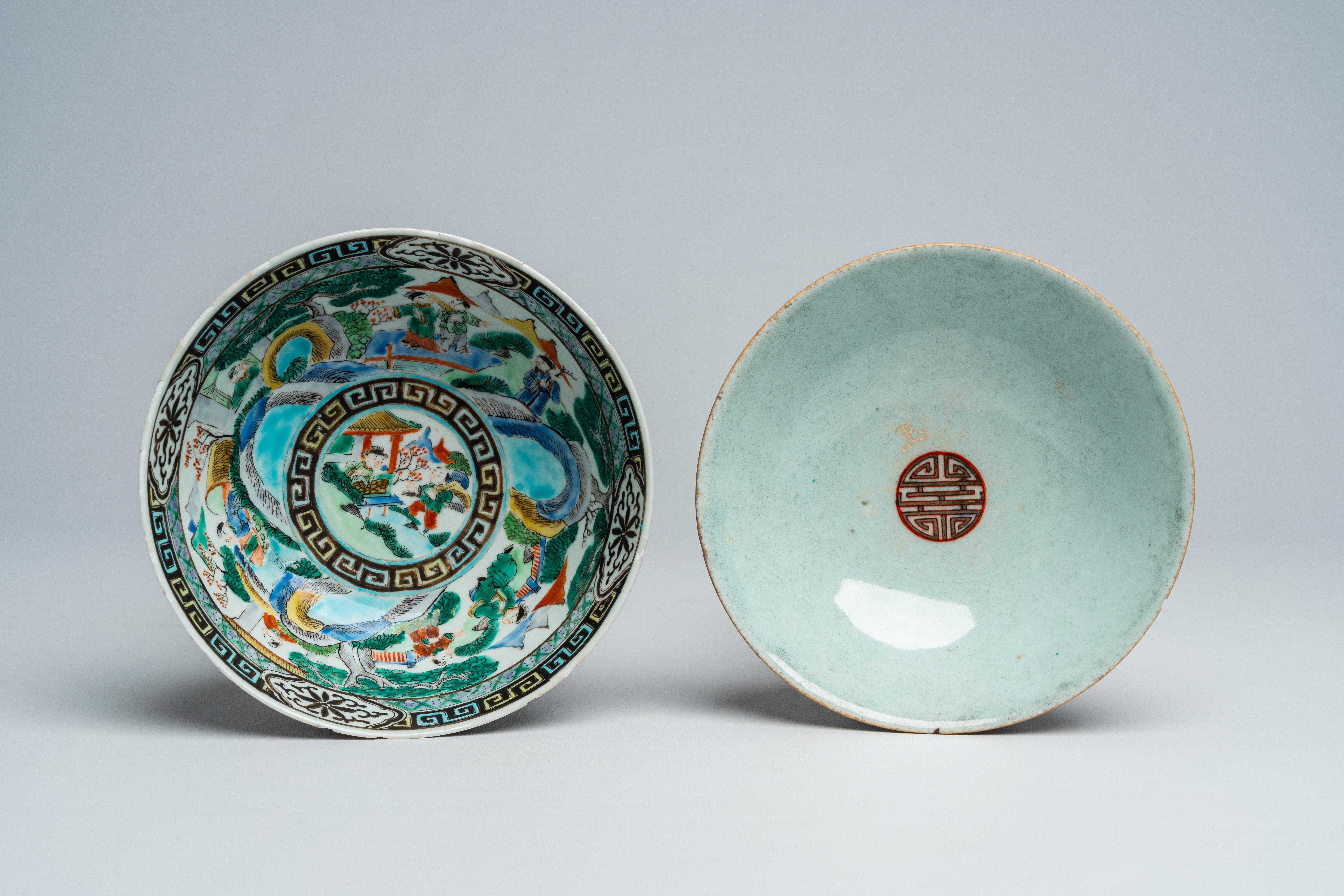 Two Chinese famille verte bowls with figures in a landscape and 'Shou', 19th C. - Bild 6 aus 8