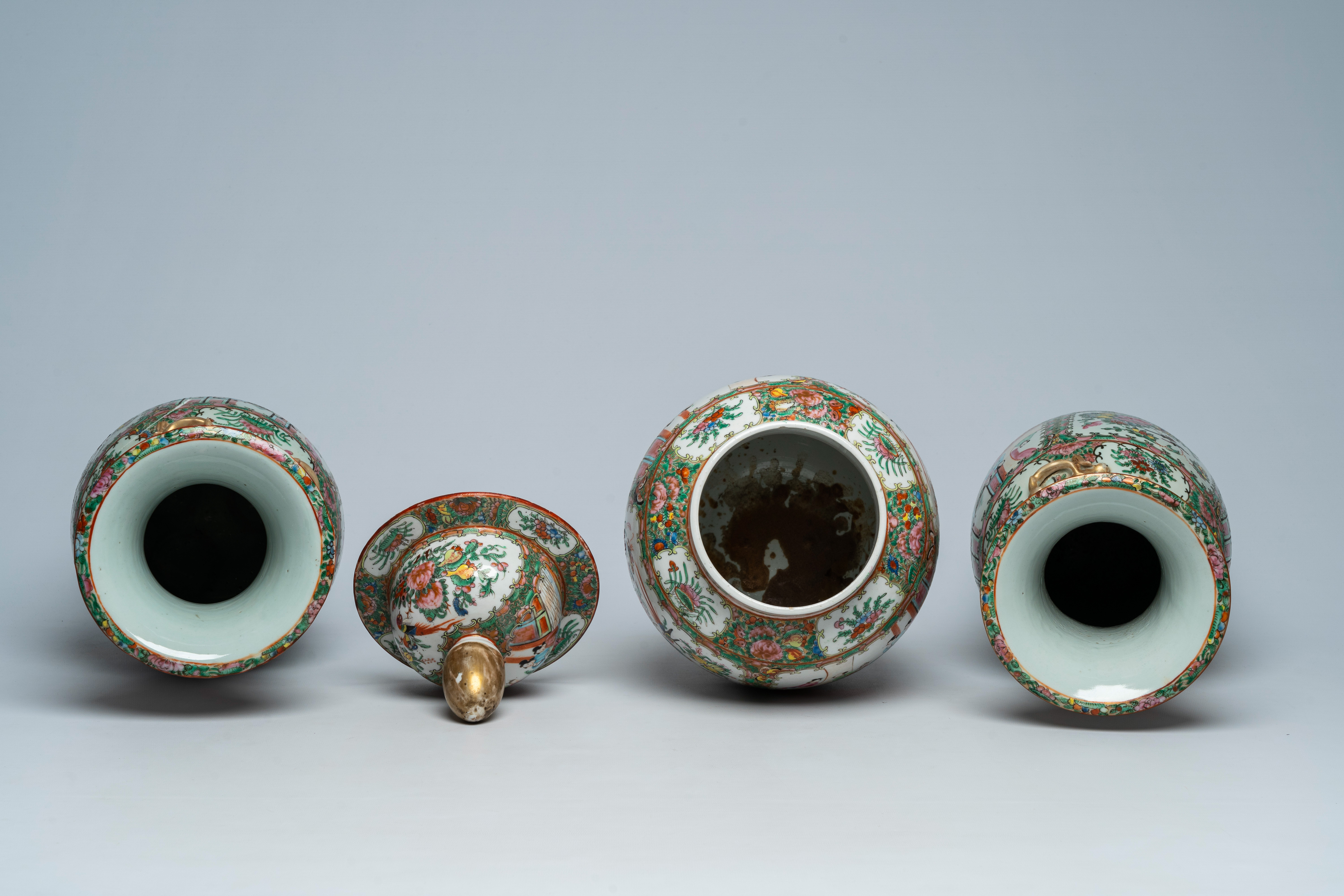 Three Chinese Canton famille rose vases with palace scenes and floral design, 19th C. - Bild 5 aus 6