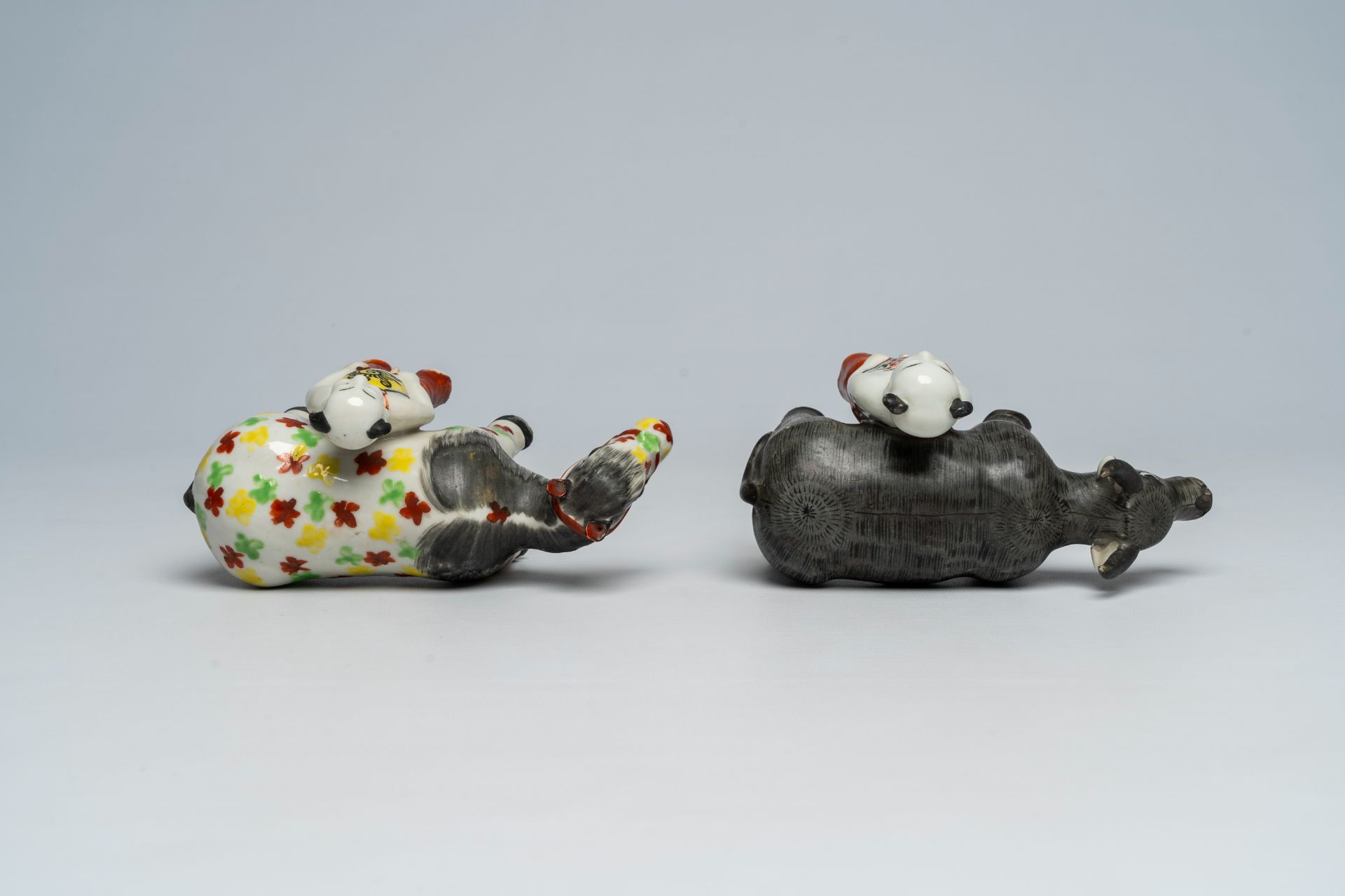 Two Chinese porcelain groups with a buffalo and a donkey with a boy, 19th/20th C. - Image 6 of 7