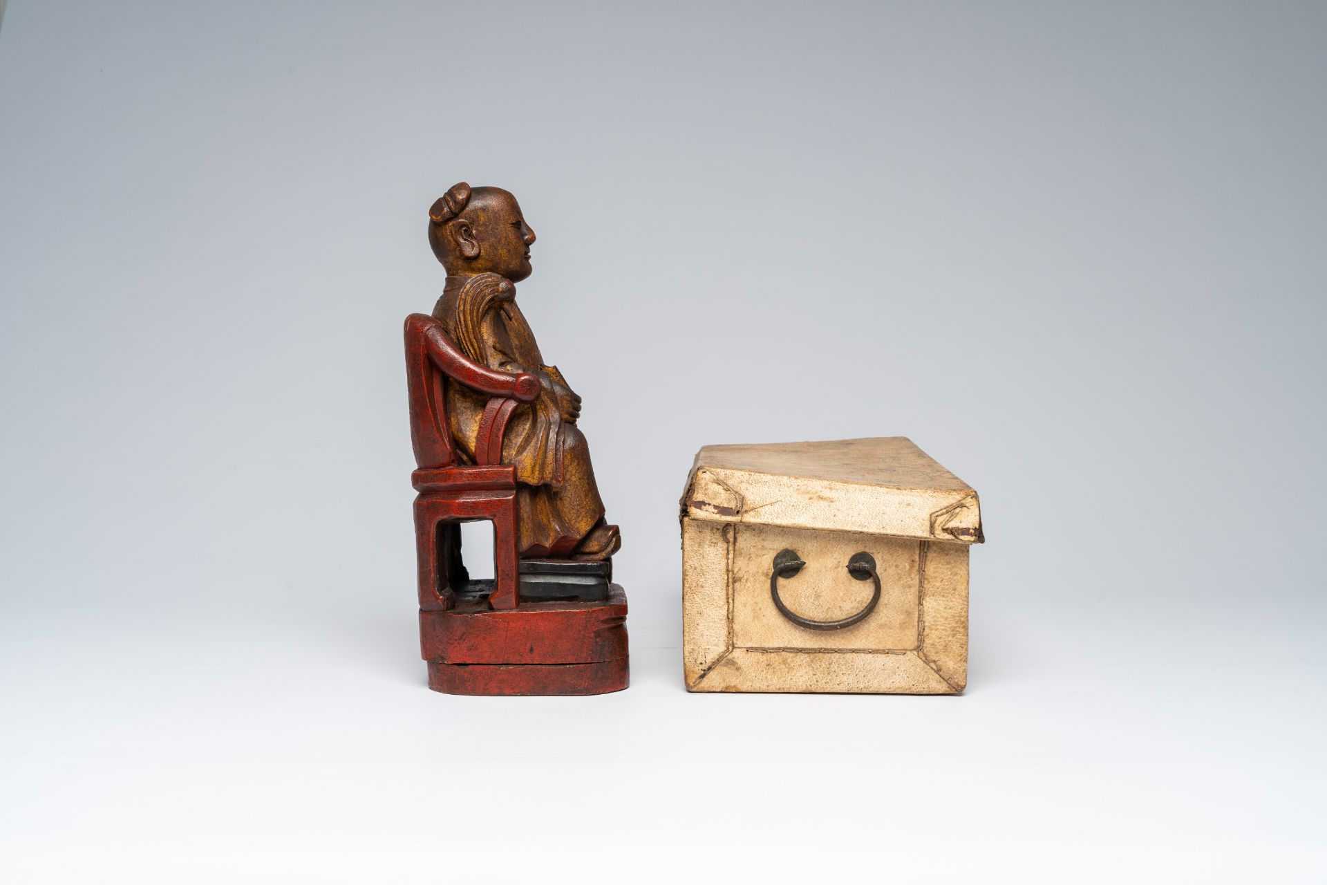 A Chinese polychrome wood sculpture, a collection of printing stamps and a travel case, 19th/20th C. - Image 9 of 11