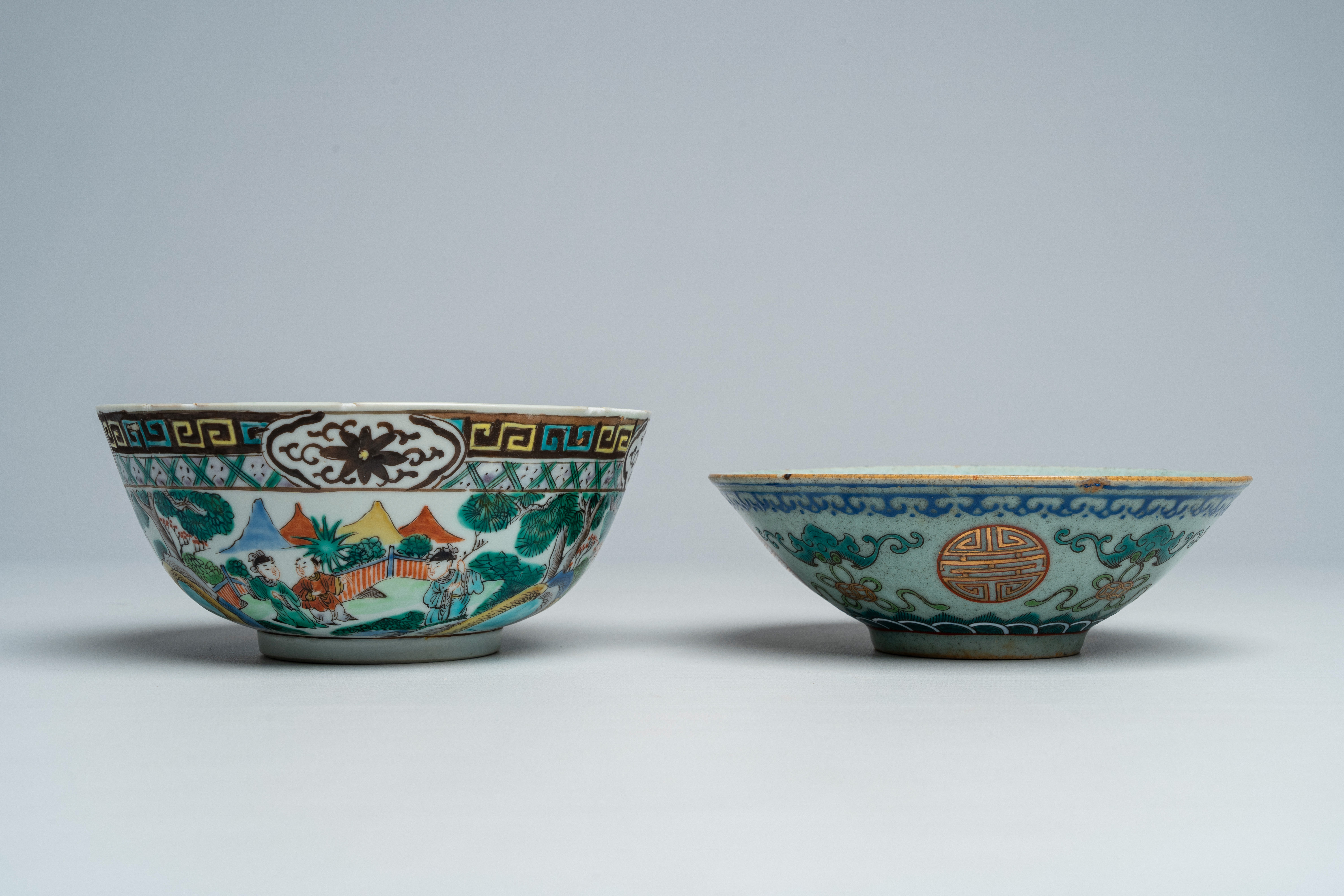 Two Chinese famille verte bowls with figures in a landscape and 'Shou', 19th C. - Bild 2 aus 8