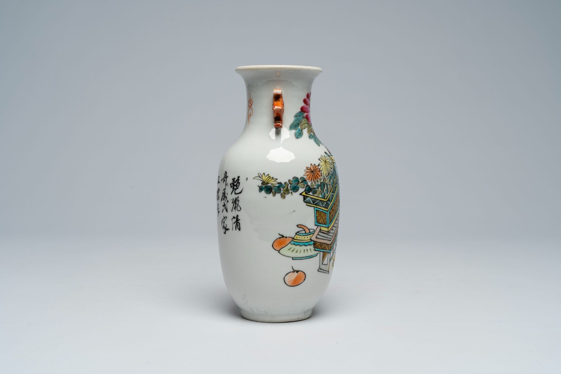 A Chinese qianjiang cai 'antiquities' vase, 19th/20th C. - Image 4 of 6