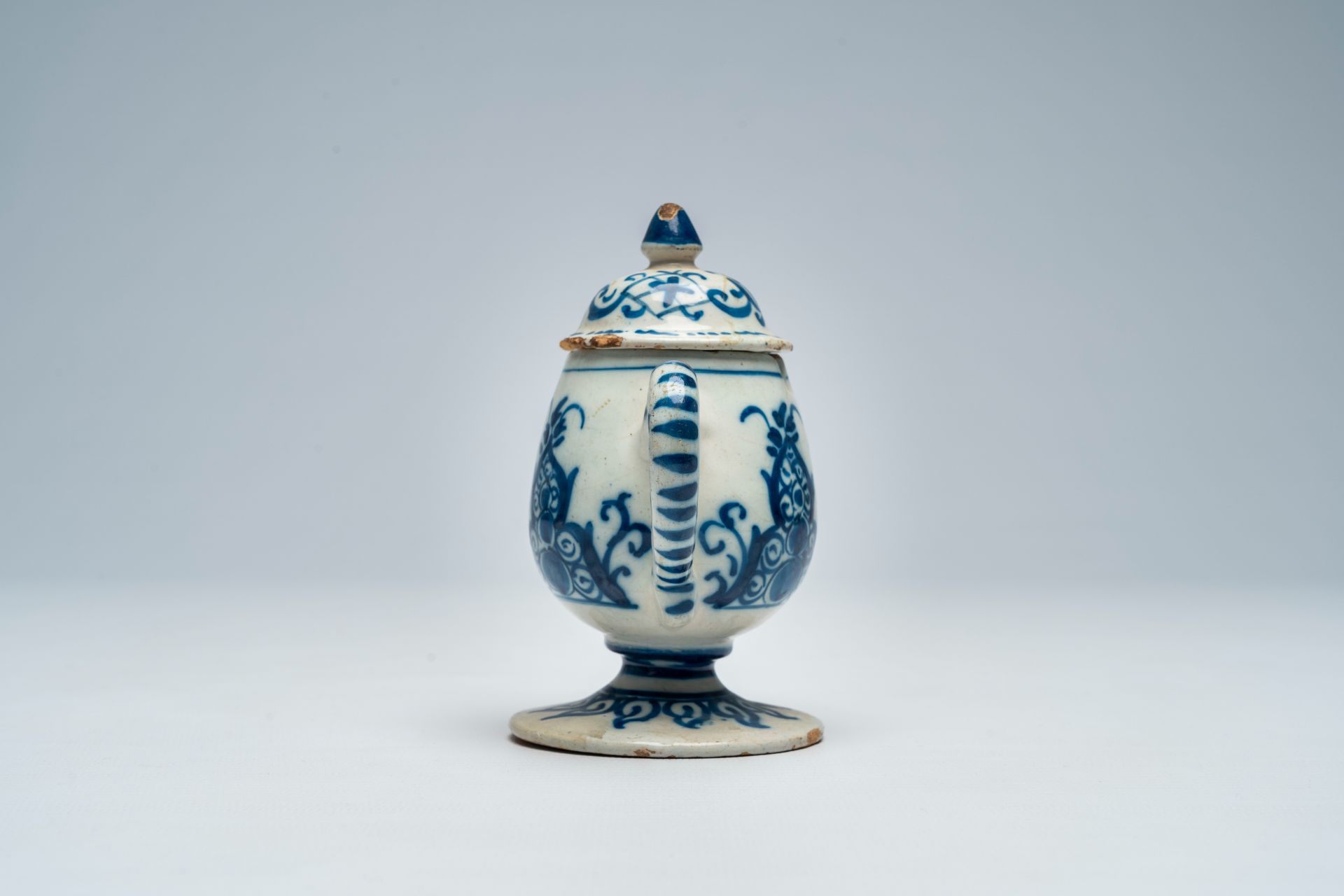 A Dutch Delft blue and white mustard jar and cover, 18th C. - Bild 5 aus 7