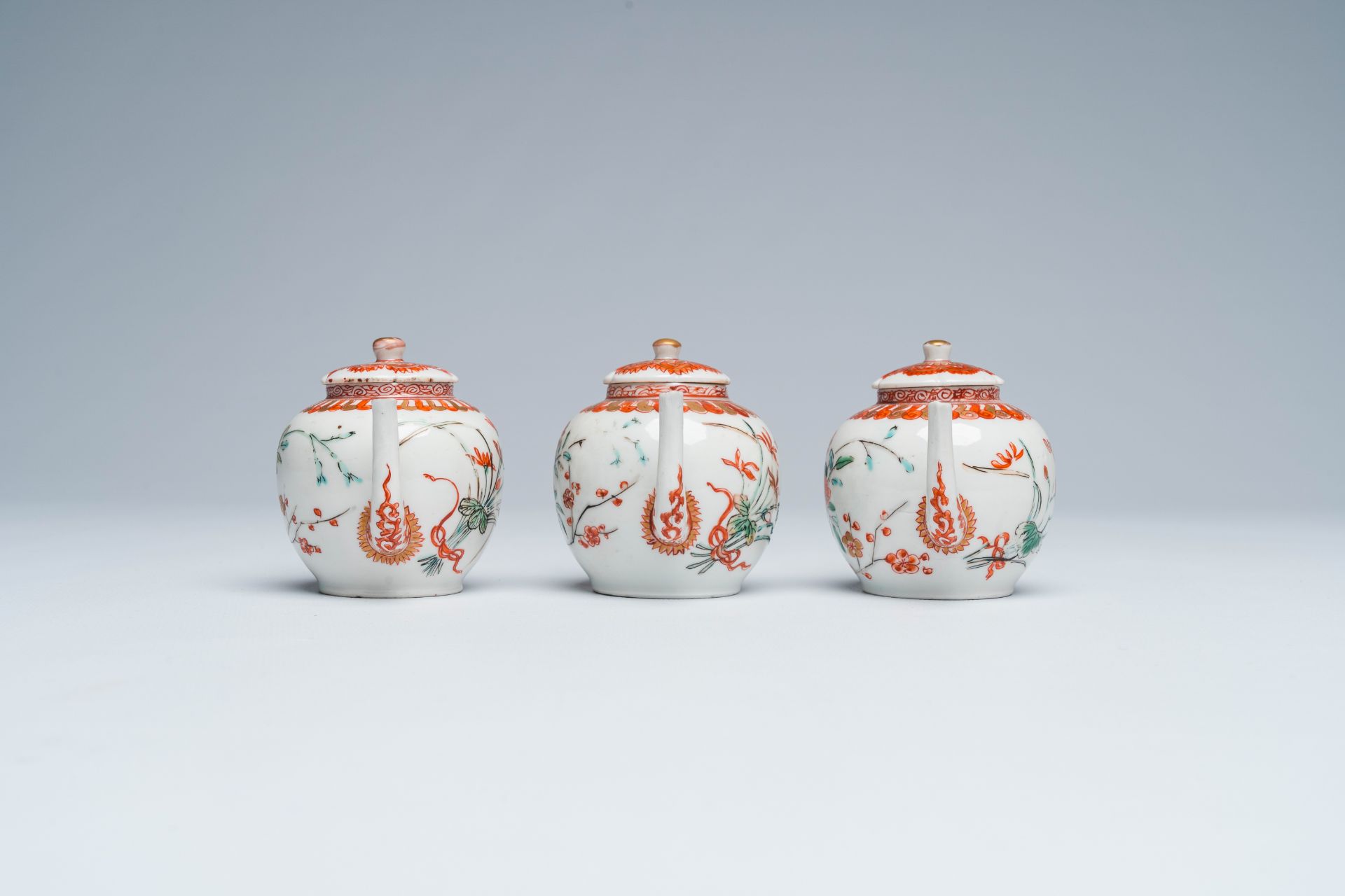 Three Japanese Kakiemon style teapots and covers with floral design, Edo, late 17th C. - Image 3 of 7