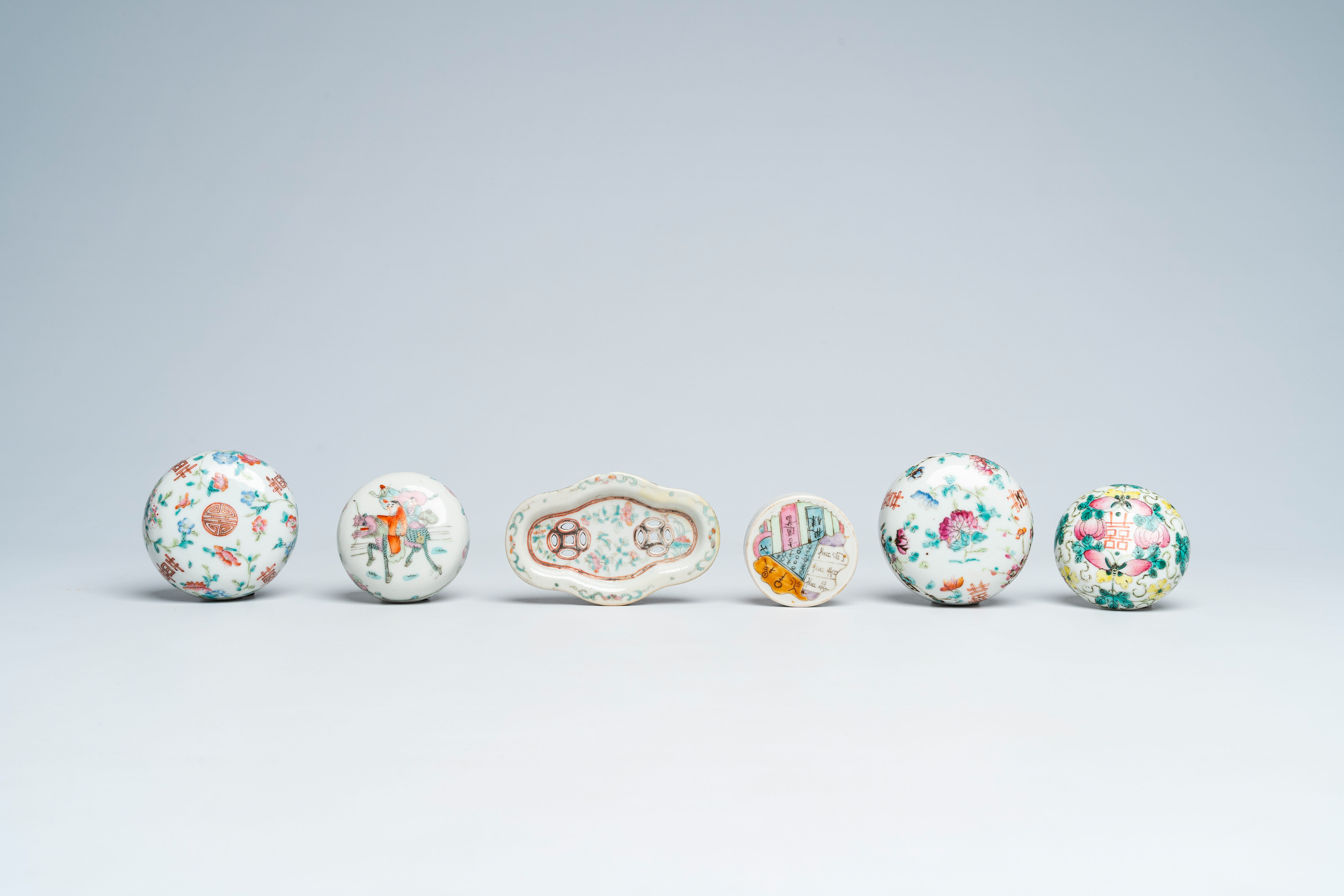 A varied collection of Chinese famille rose and qianjiang cai porcelain, 19th/20th C. - Image 13 of 15