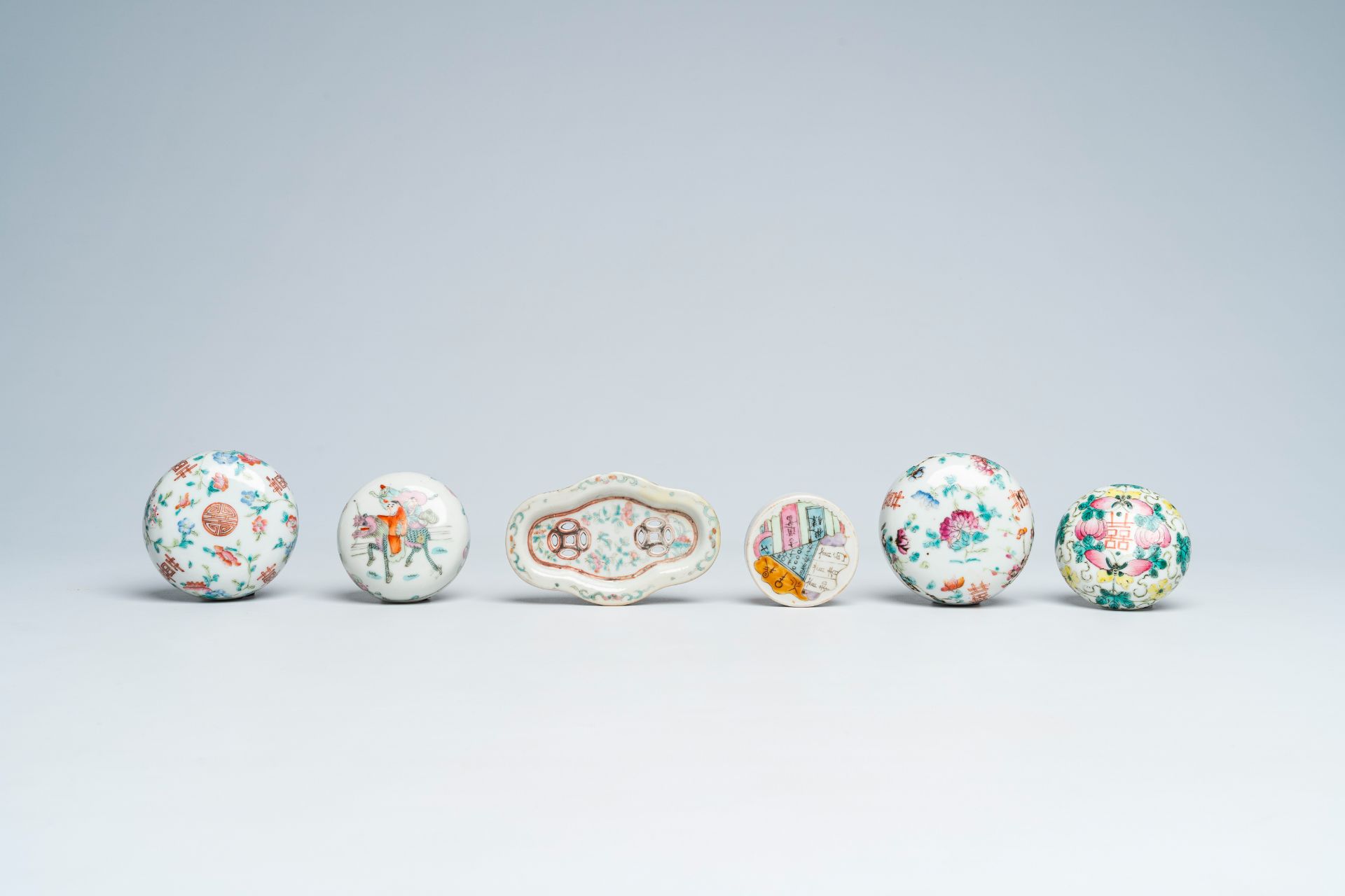 A varied collection of Chinese famille rose and qianjiang cai porcelain, 19th/20th C. - Image 13 of 15