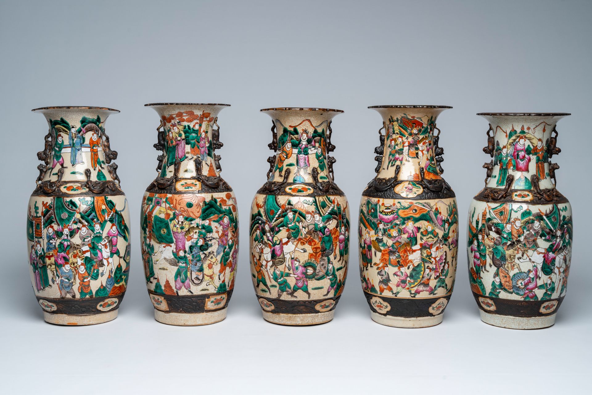 Five Chinese Nanking crackle glazed famille rose 'warrior' vases, 19th C. - Bild 3 aus 5