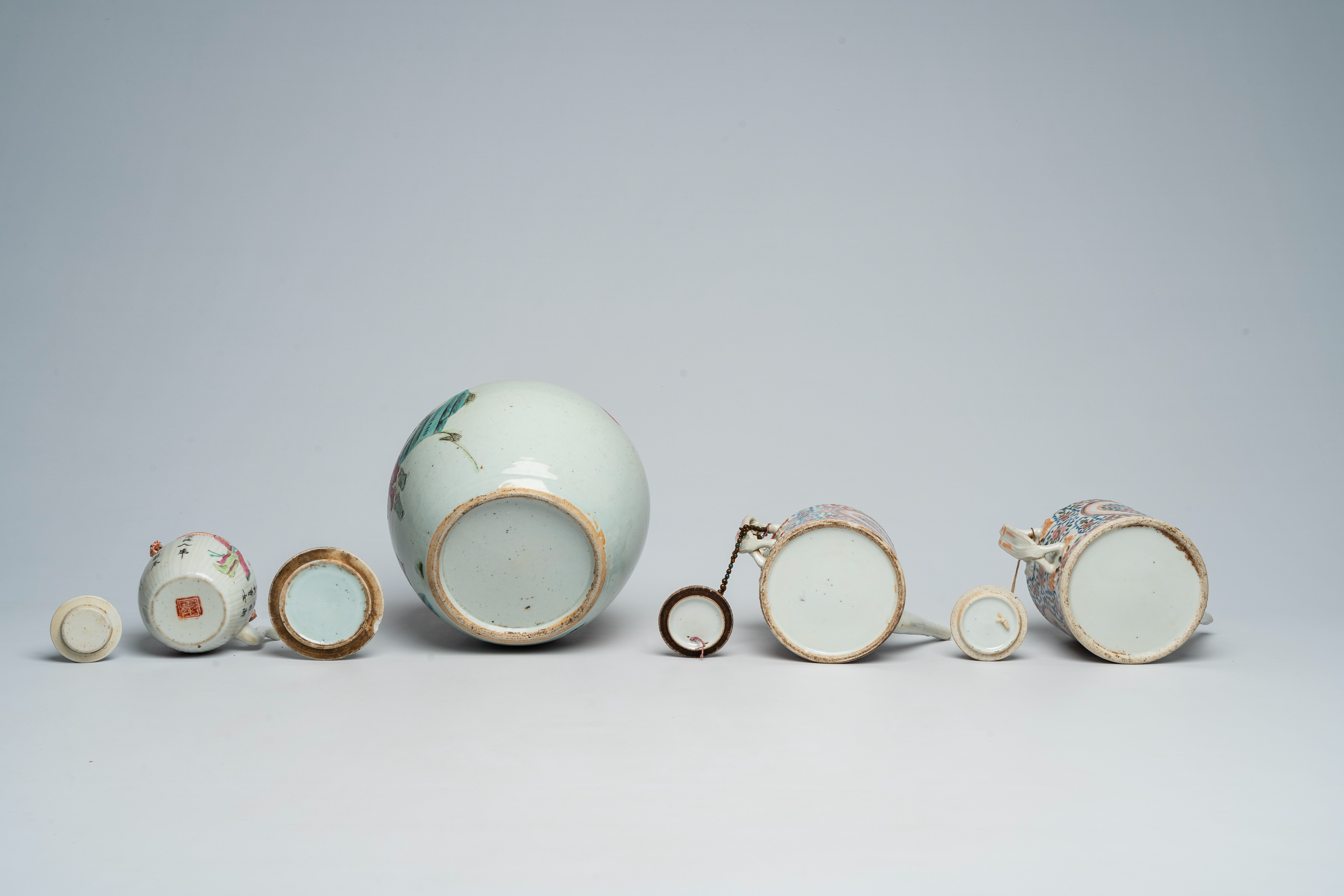 A varied collection of Chinese famille rose porcelain with figures and floral design, 19th/20th C. - Bild 7 aus 13