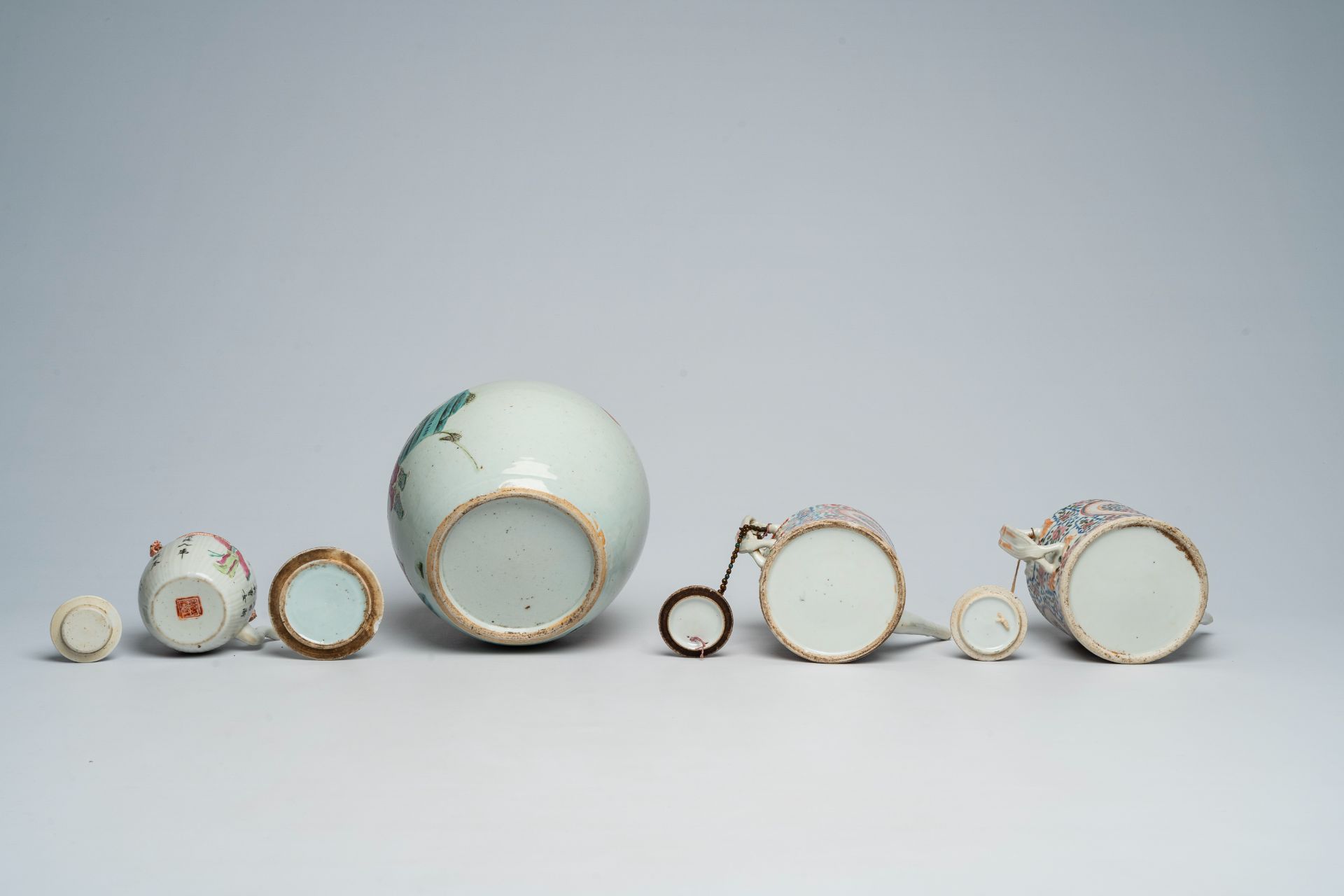 A varied collection of Chinese famille rose porcelain with figures and floral design, 19th/20th C. - Image 7 of 13