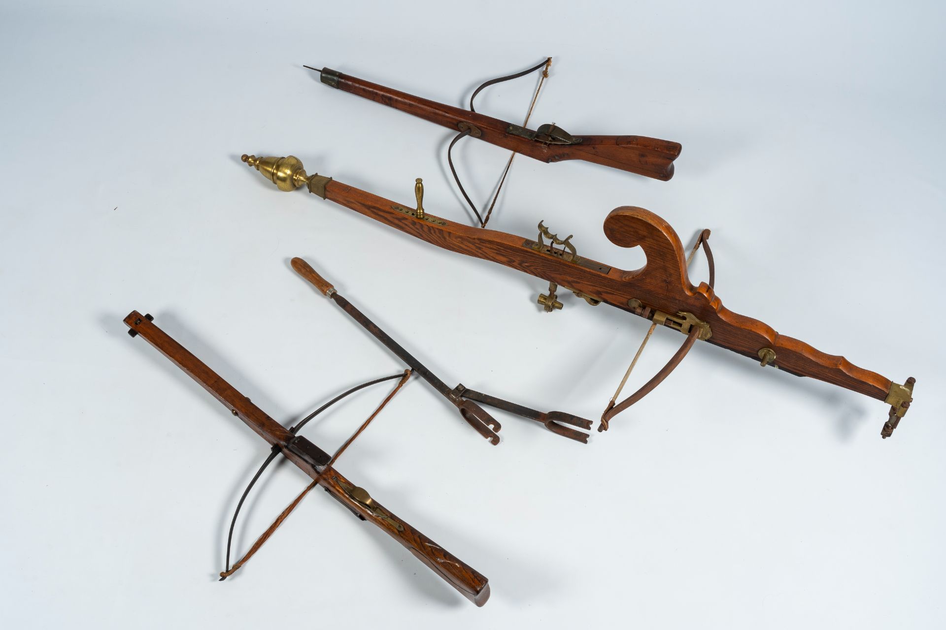 Three crossbows in the medieval manner and a bow tensioner, 19th/20th C. - Image 4 of 11